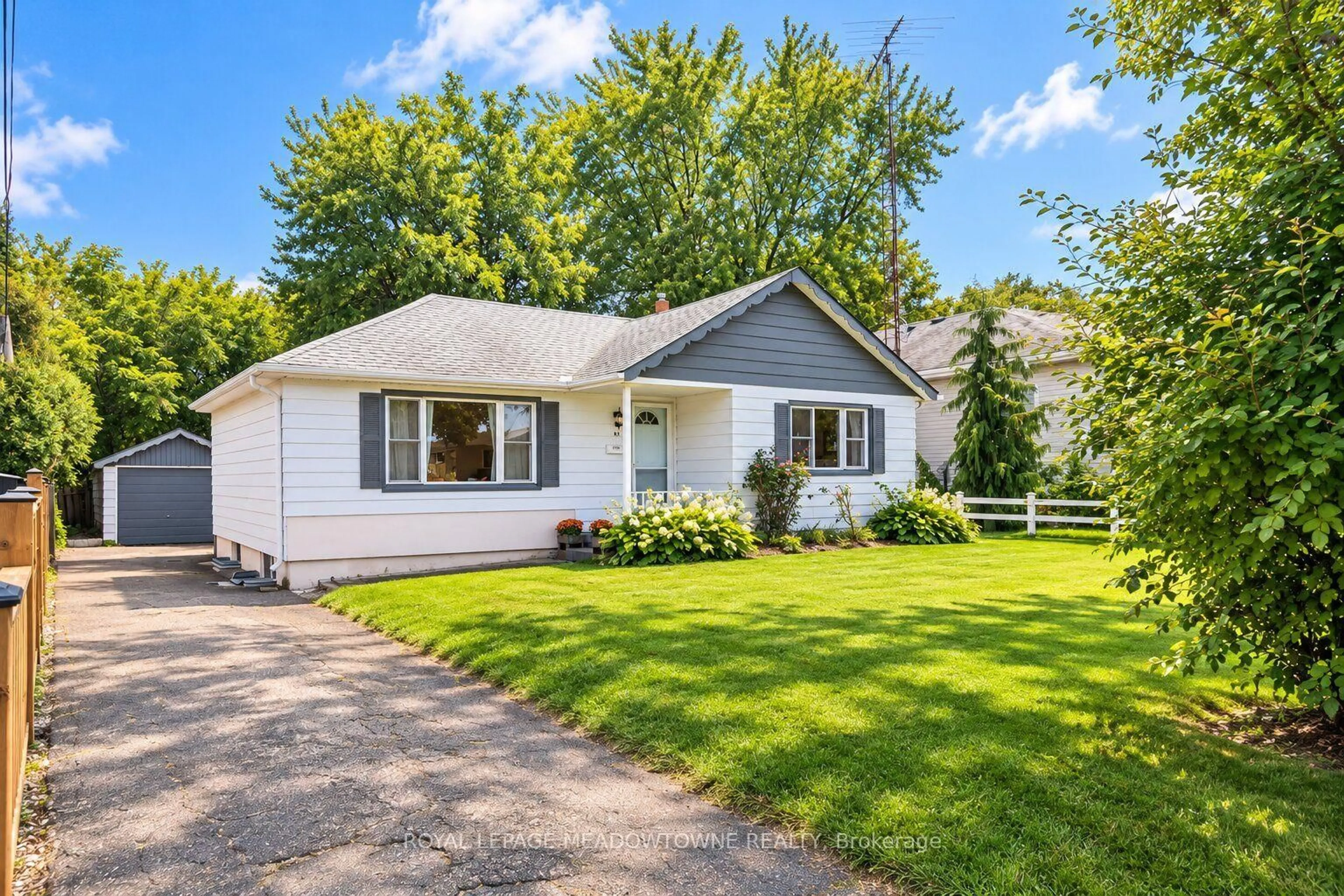 Home with vinyl exterior material, street for 436 Broadway Ave, Milton Ontario L9T 1T9