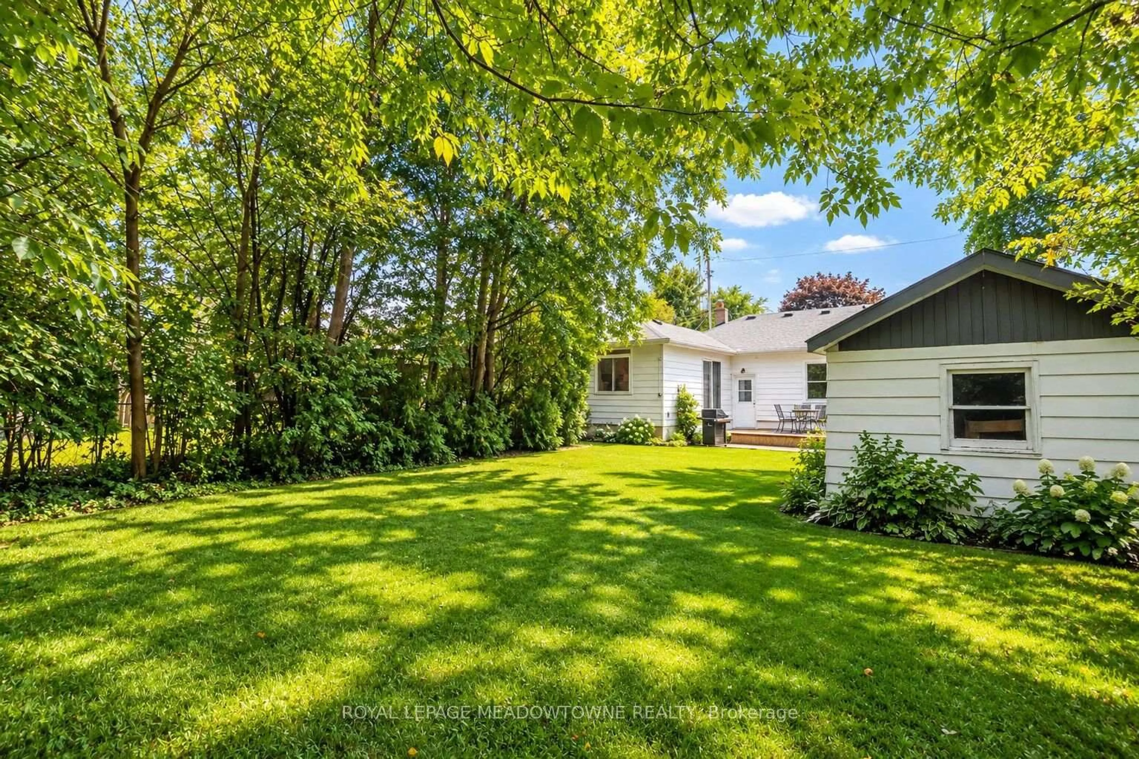 A pic from outside/outdoor area/front of a property/back of a property/a pic from drone, street for 436 Broadway Ave, Milton Ontario L9T 1T9