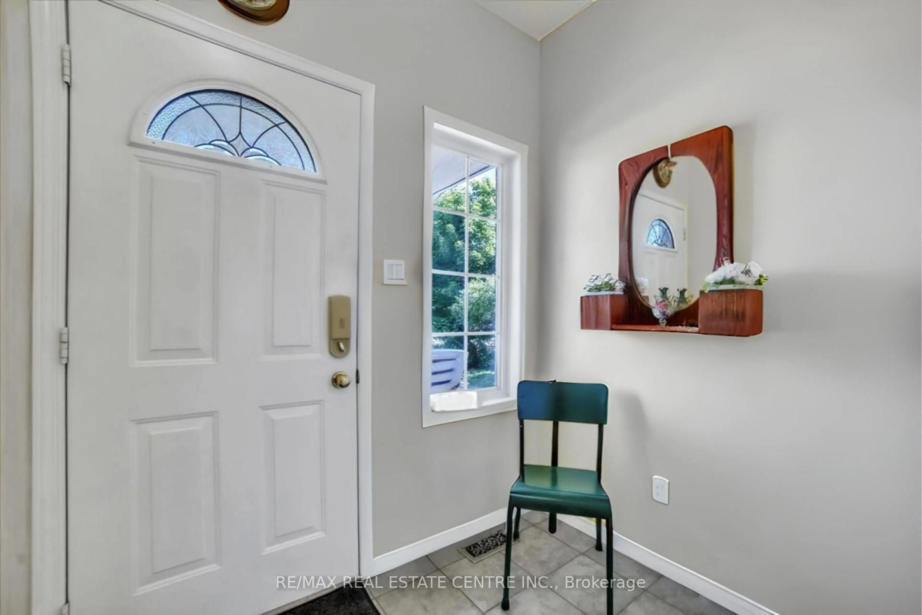 Indoor entryway for 35 Cameron Crt, Orangeville Ontario L9W 5G8