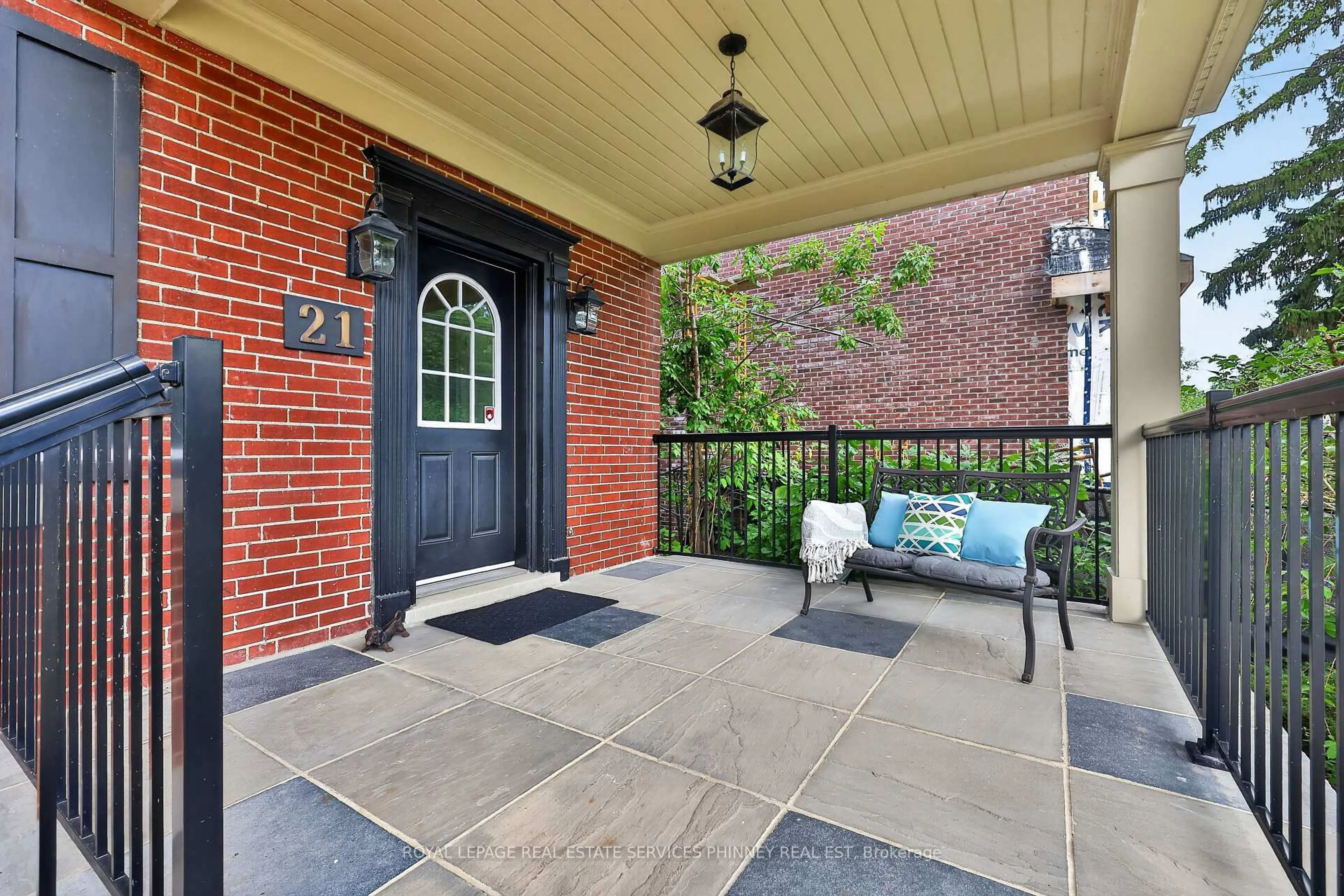 Patio, street for 21 Cumberland Dr, Mississauga Ontario L5G 3M7