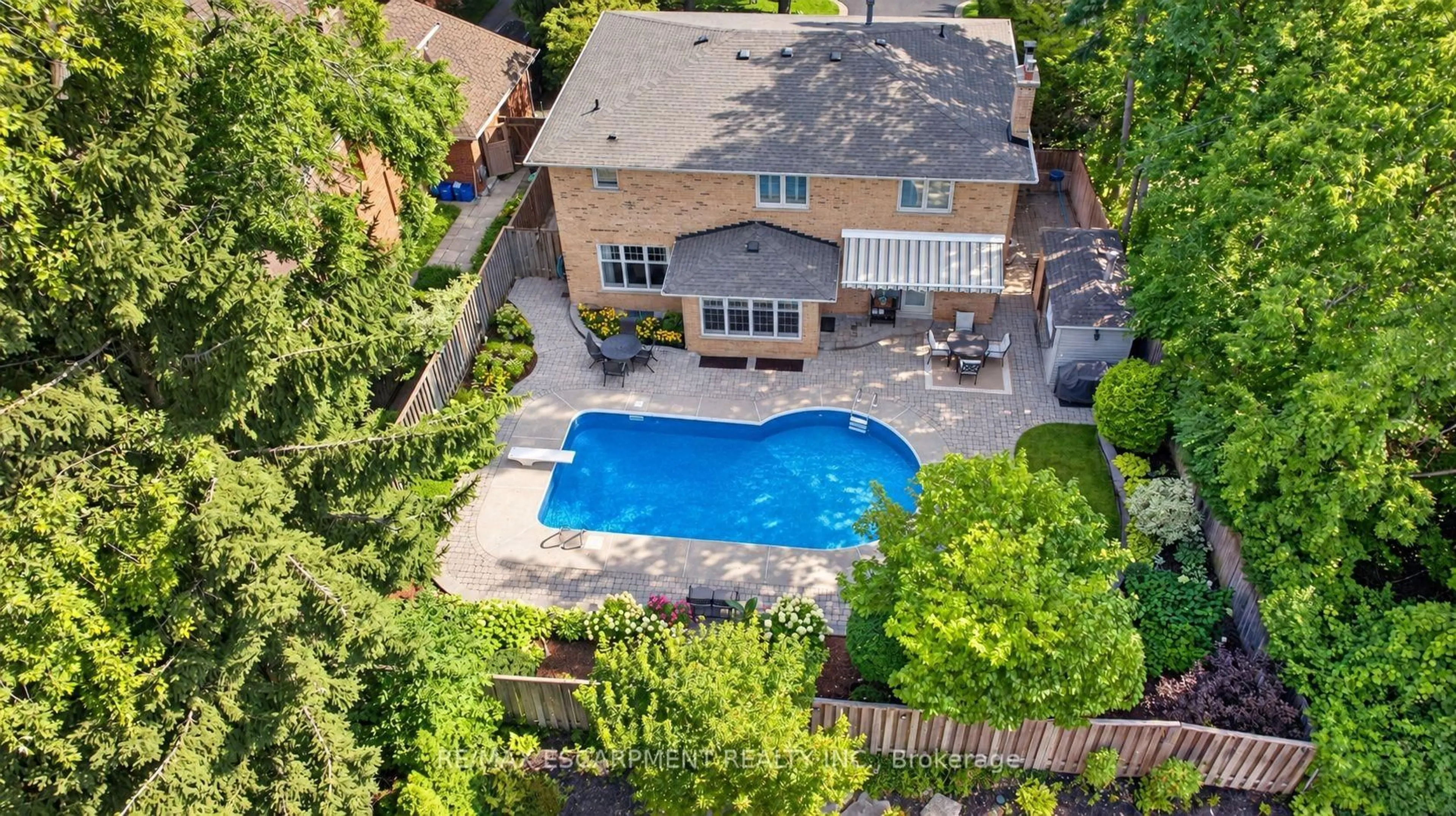 A pic from outside/outdoor area/front of a property/back of a property/a pic from drone, street for 1470 Crescent Rd, Mississauga Ontario L5H 1P6