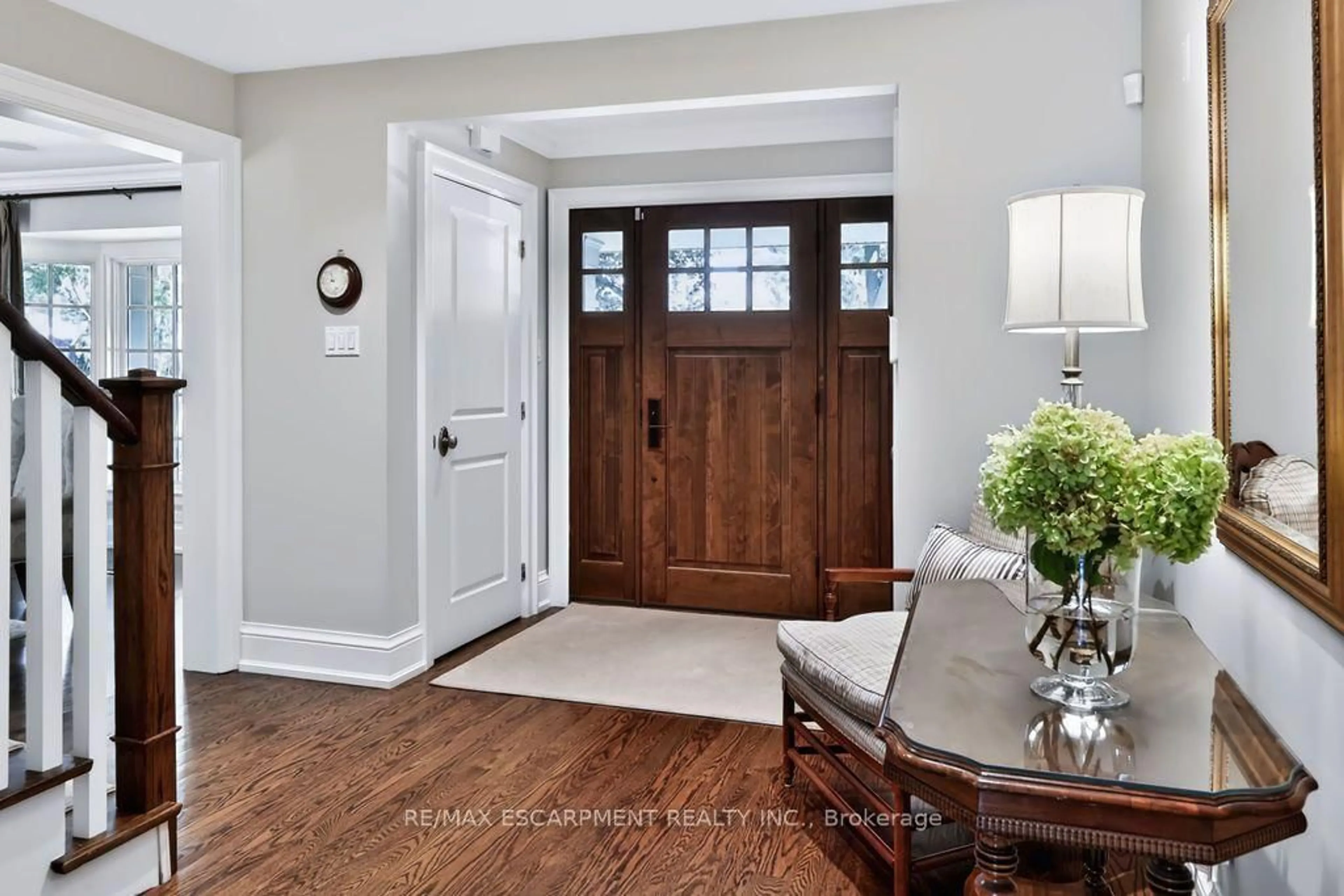 Indoor entryway for 1470 Crescent Rd, Mississauga Ontario L5H 1P6