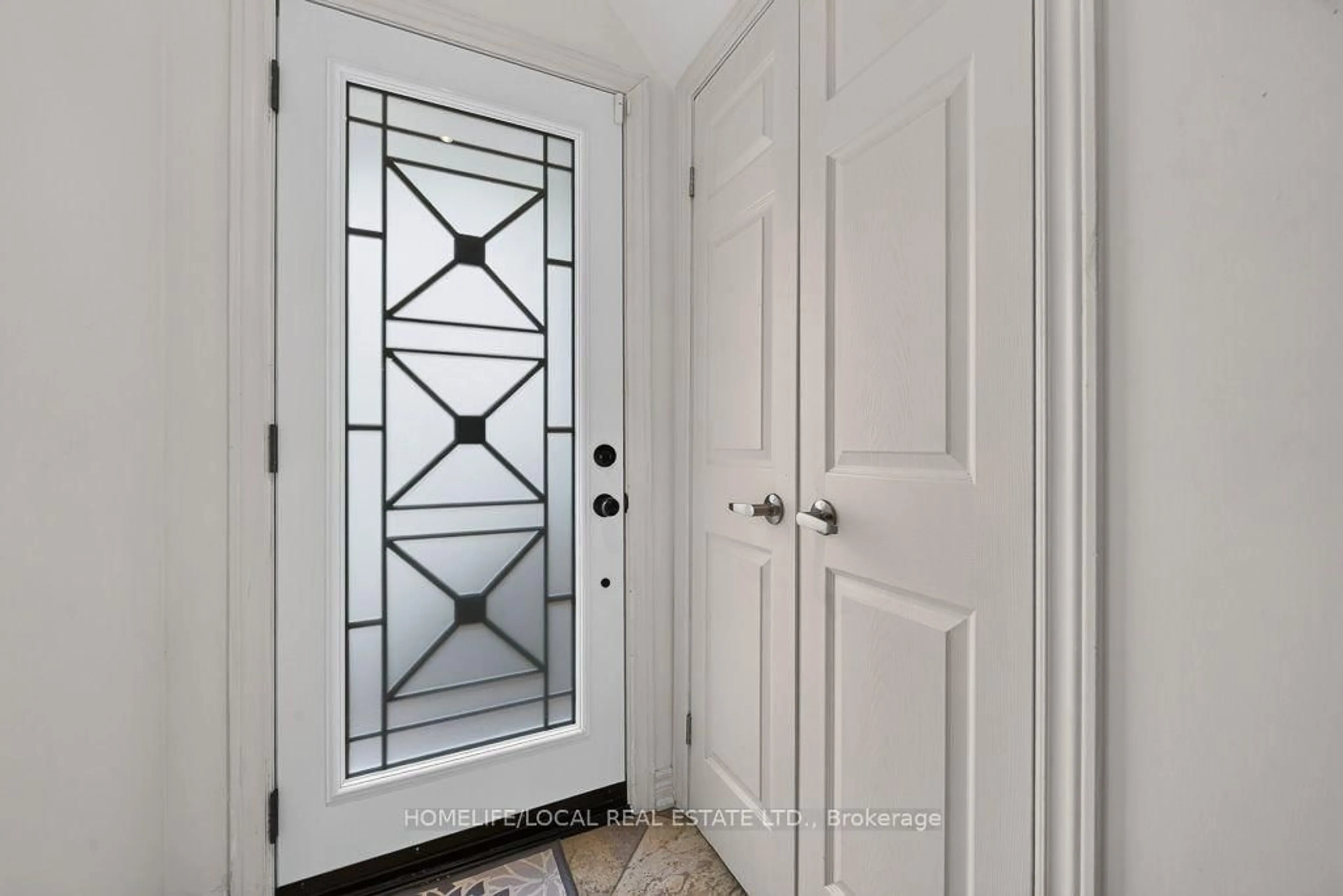 Indoor entryway for 4 Martindale Cres, Brampton Ontario L6X 2T9