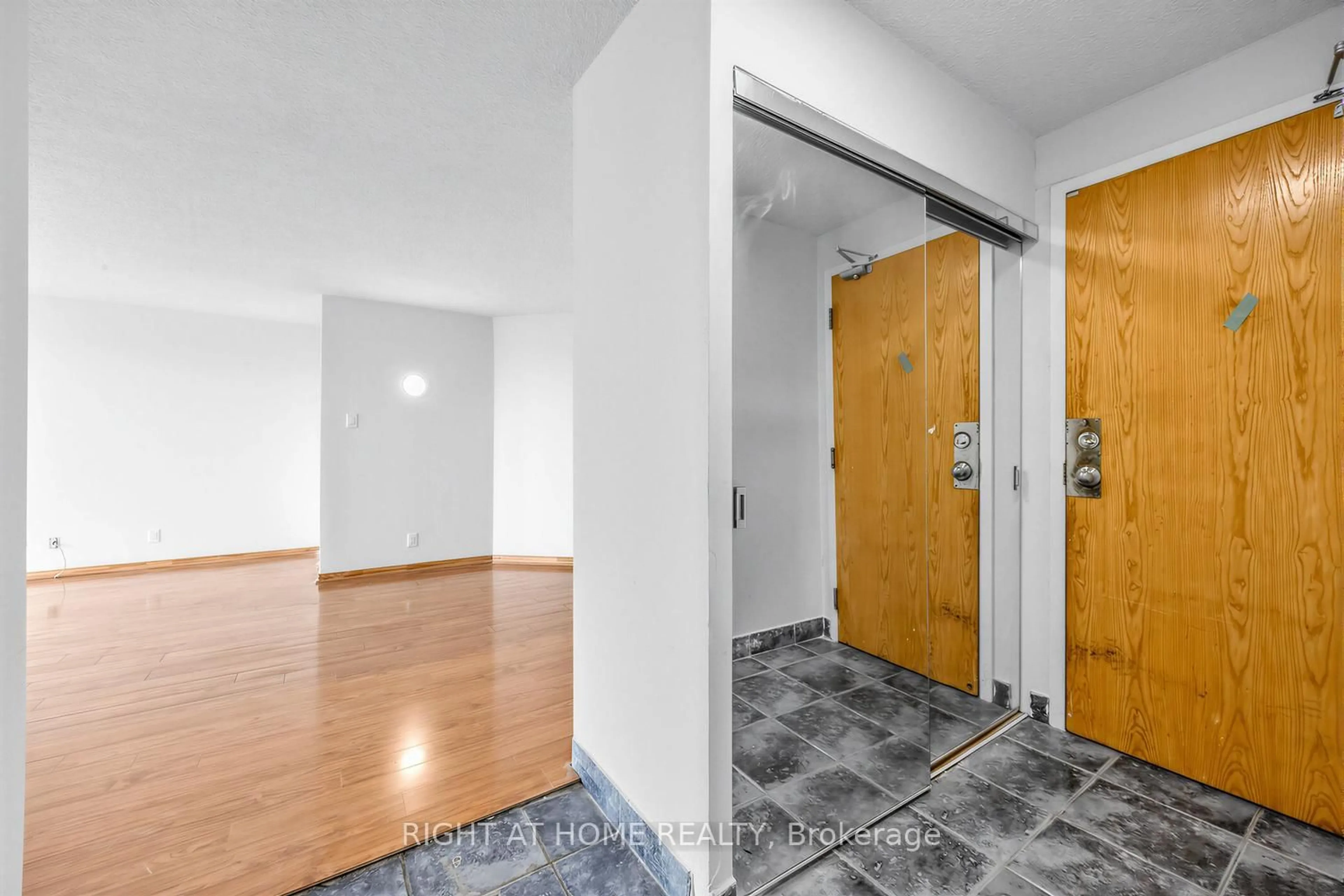 Indoor entryway for 41 Markbrook Lane #1711, Toronto Ontario M9V 5E6