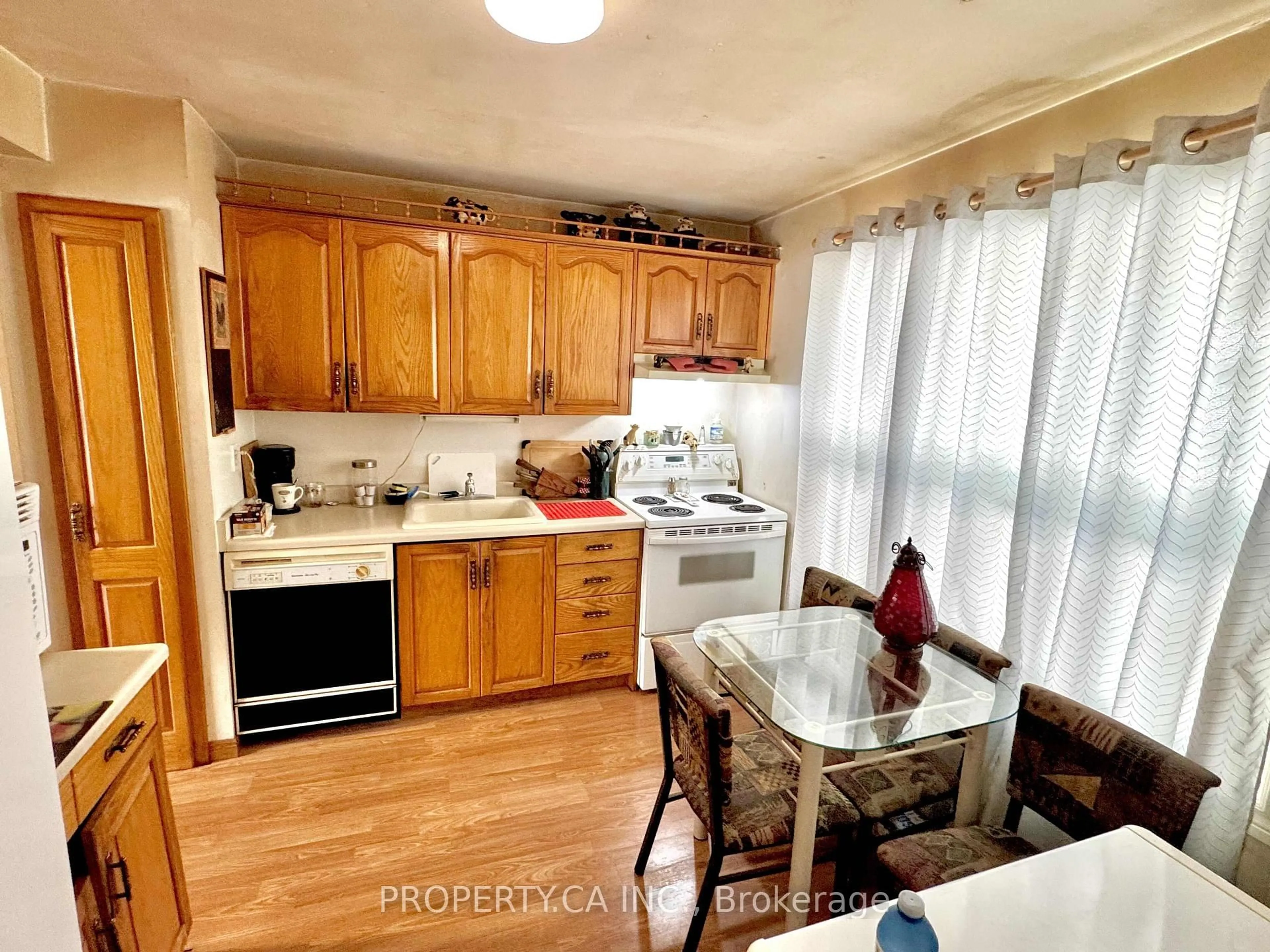Standard kitchen, wood/laminate floor for 296 Wilson Dr, Milton Ontario L9T 3K2