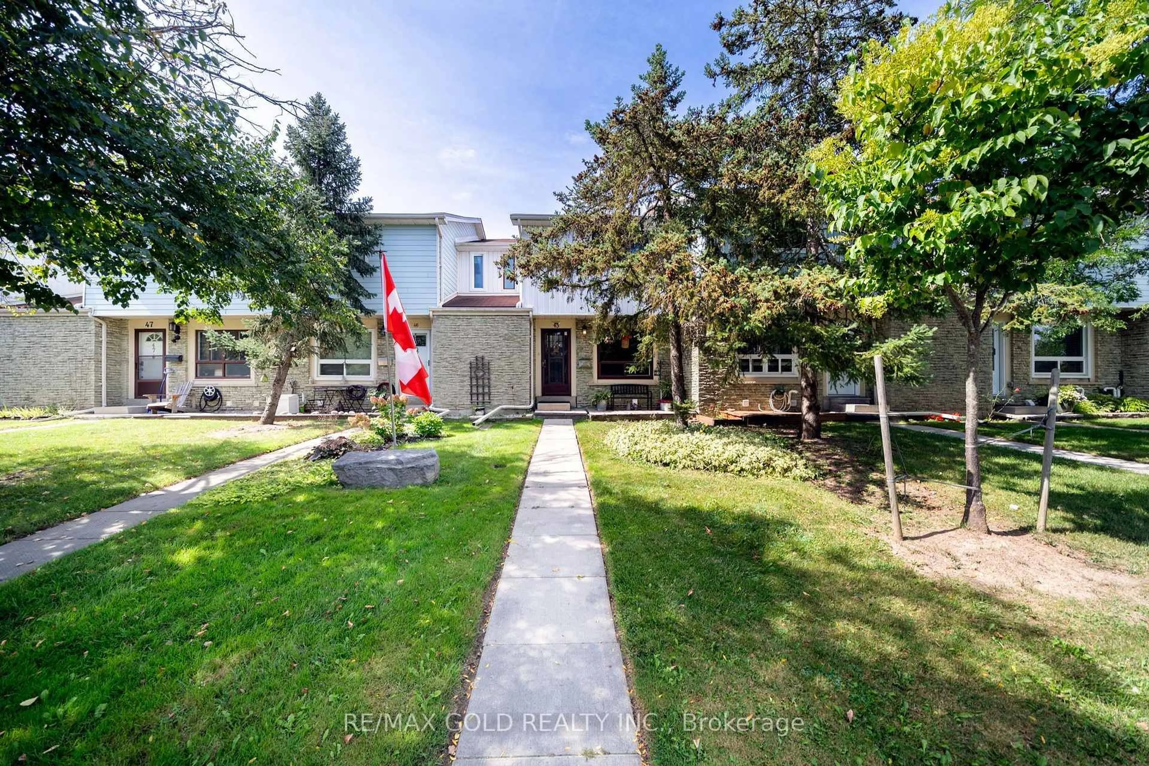 A pic from outside/outdoor area/front of a property/back of a property/a pic from drone, street for 6540 FALCONER Dr #45, Mississauga Ontario L5N 1M1