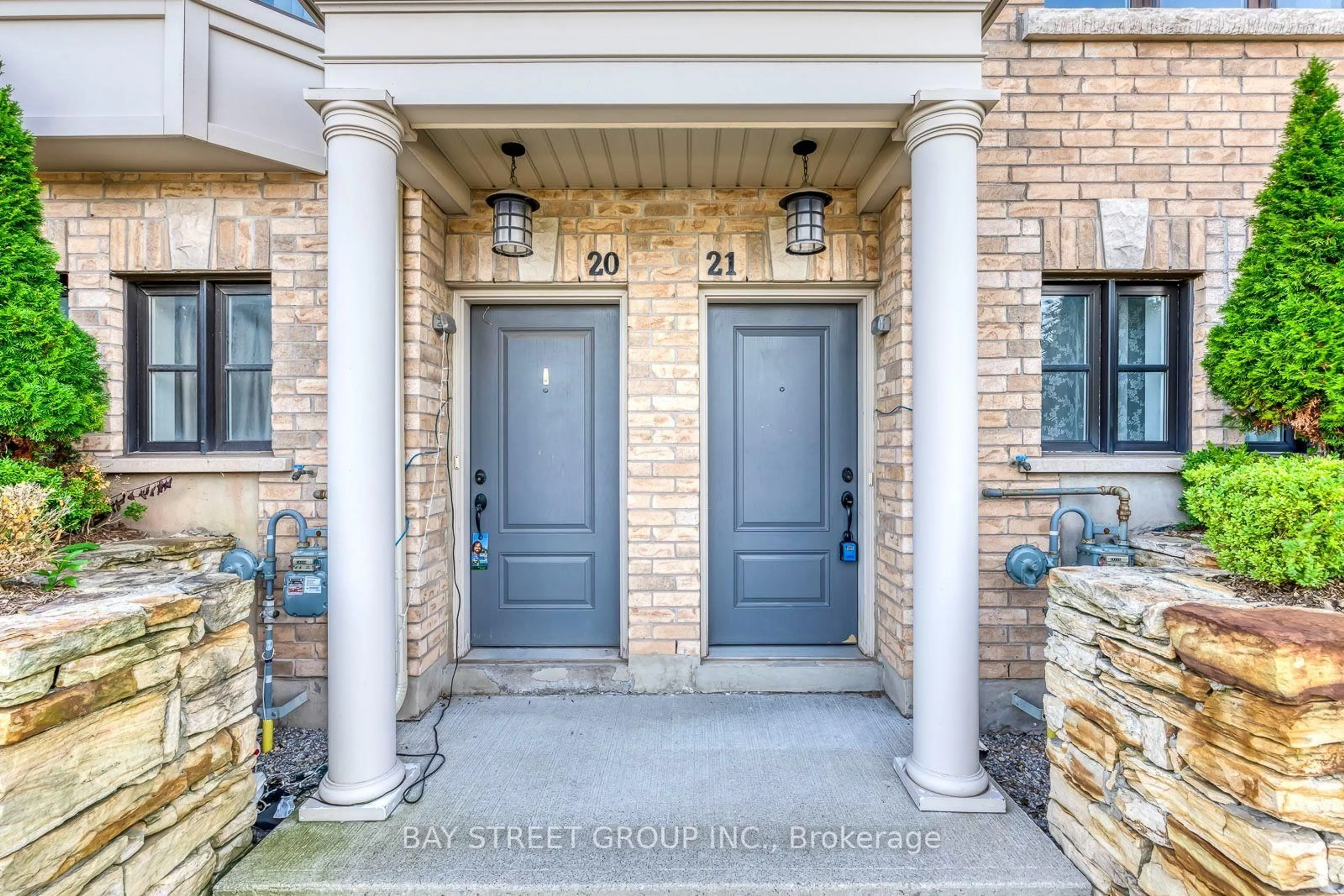 Indoor entryway for 2172 Trafalgar Rd ##21, Oakville Ontario L6H 0N3