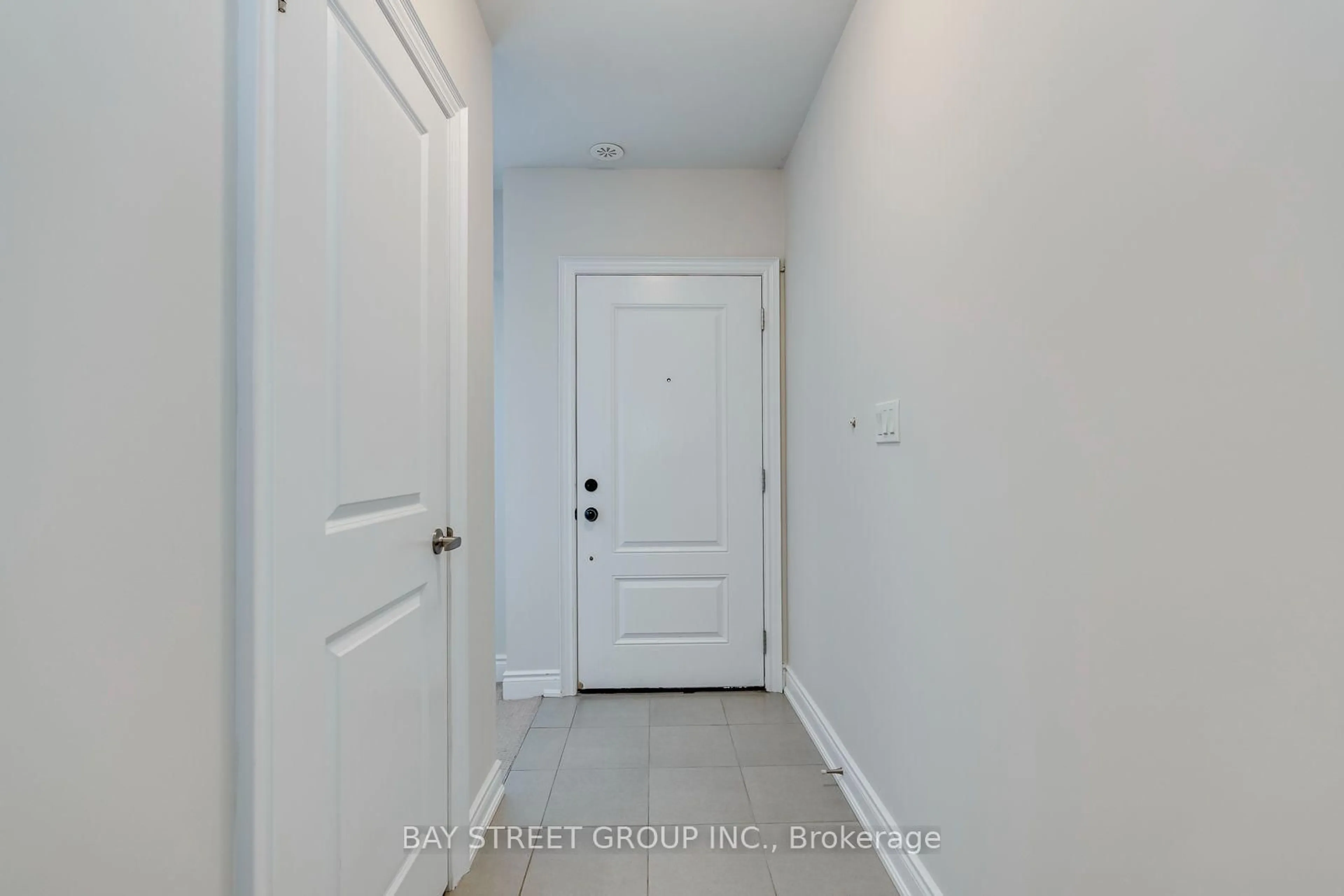 Indoor entryway for 2172 Trafalgar Rd ##21, Oakville Ontario L6H 0N3