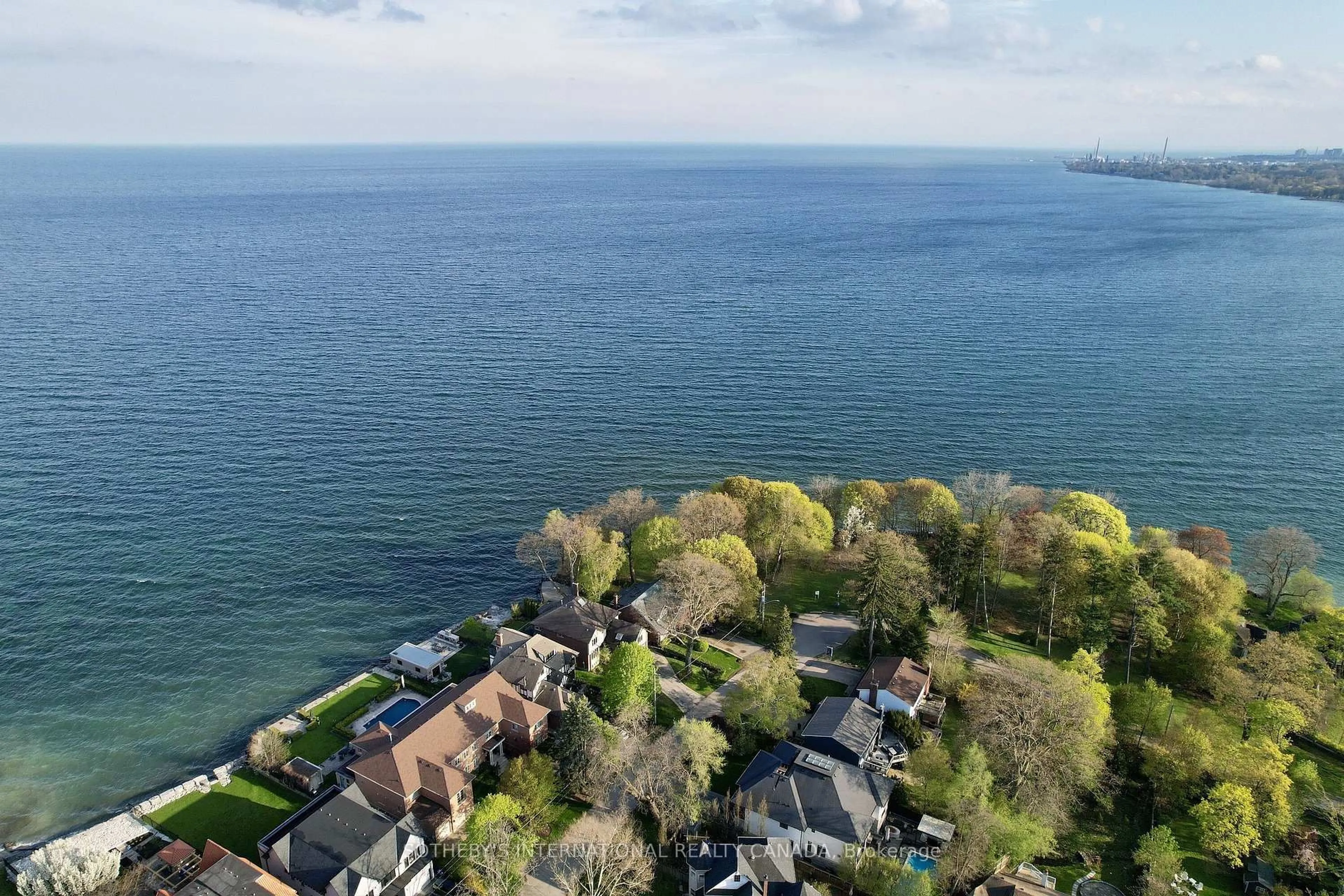 A pic from outside/outdoor area/front of a property/back of a property/a pic from drone, water/lake/river/ocean view for 80 Ben Machree Dr, Mississauga Ontario L5H 2S3