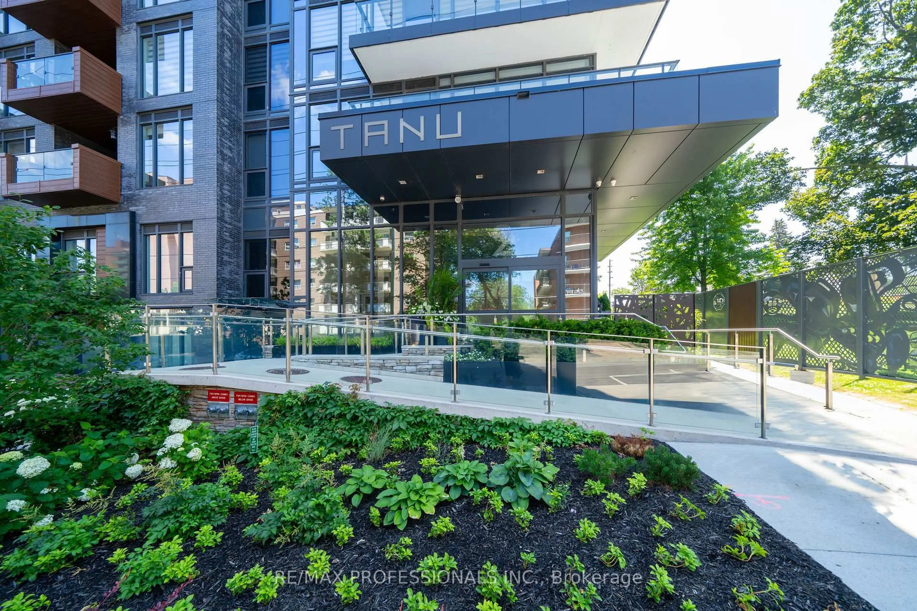 Patio, street for 21 Park St #816, Mississauga Ontario L5G 1L6