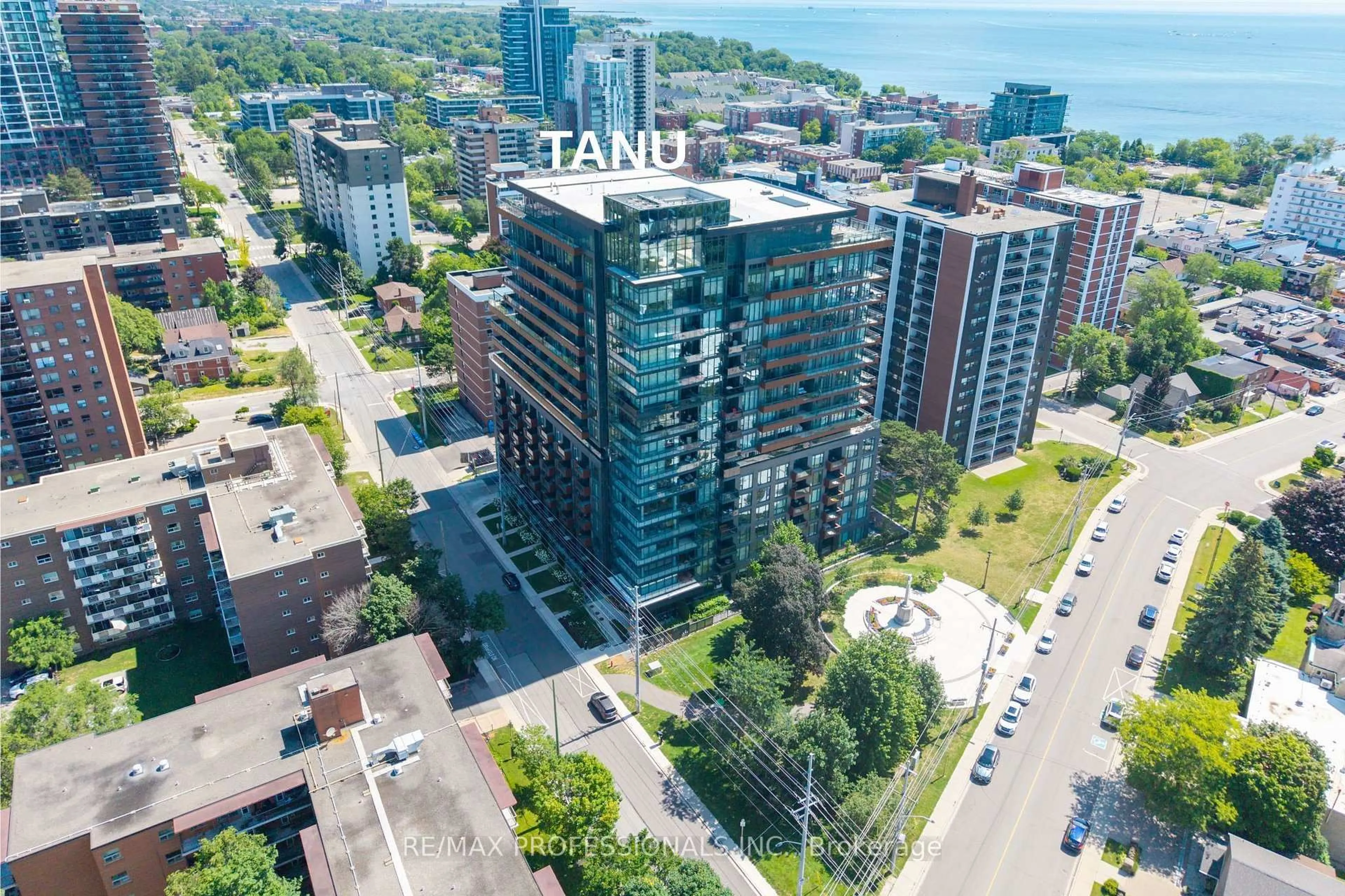 A pic from outside/outdoor area/front of a property/back of a property/a pic from drone, unknown for 21 Park St #816, Mississauga Ontario L5G 1L6