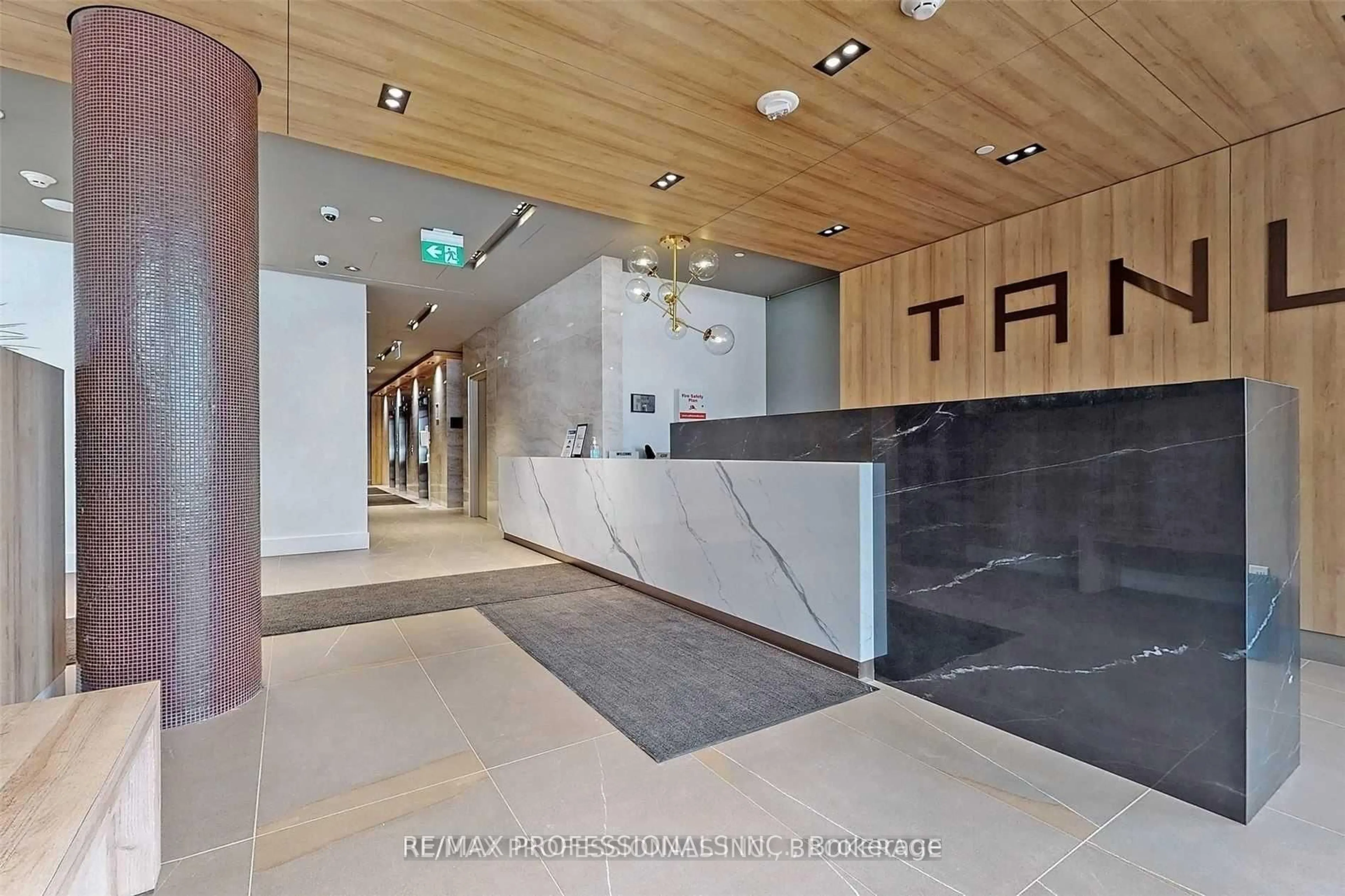 Indoor foyer for 21 Park St #816, Mississauga Ontario L5G 1L6