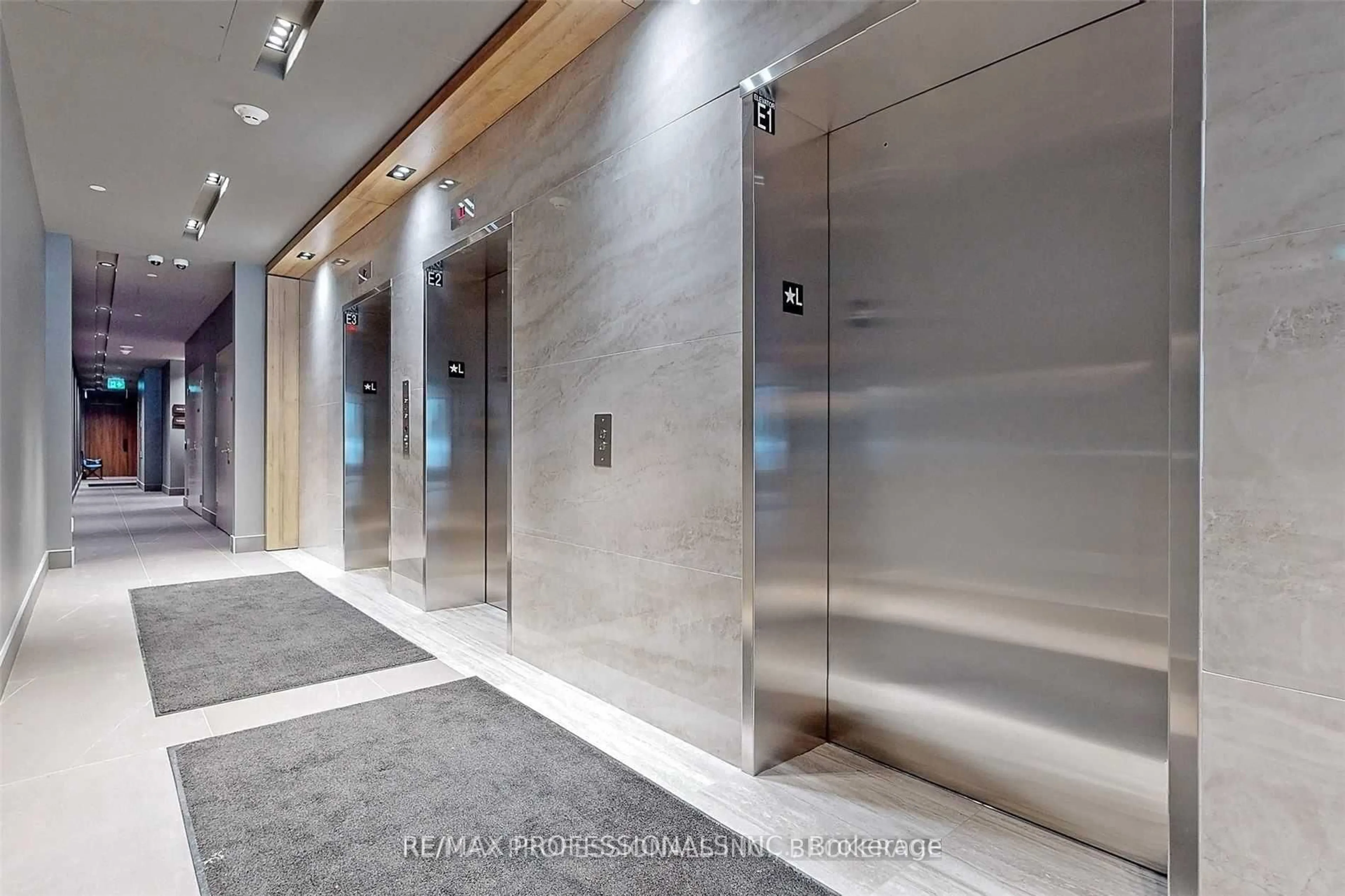 Indoor foyer for 21 Park St #816, Mississauga Ontario L5G 1L6
