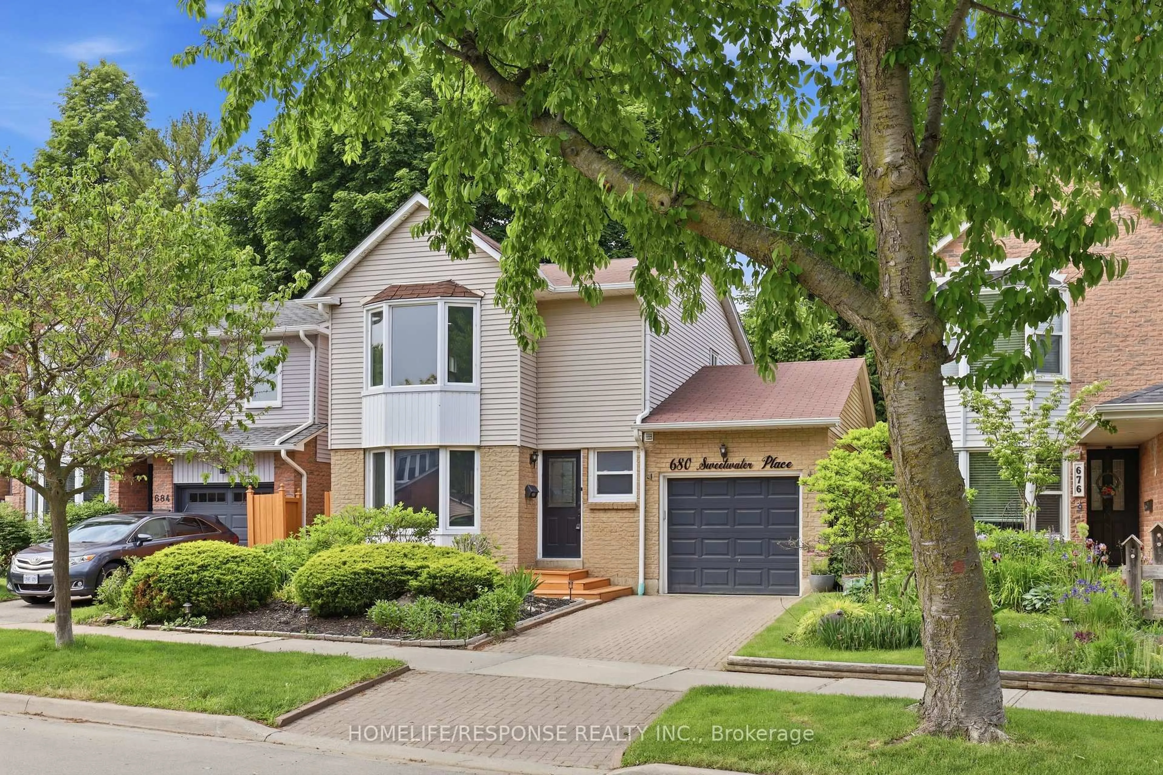 Home with brick exterior material, street for 680 SWEETWATER Pl, Mississauga Ontario L5H 3Y9