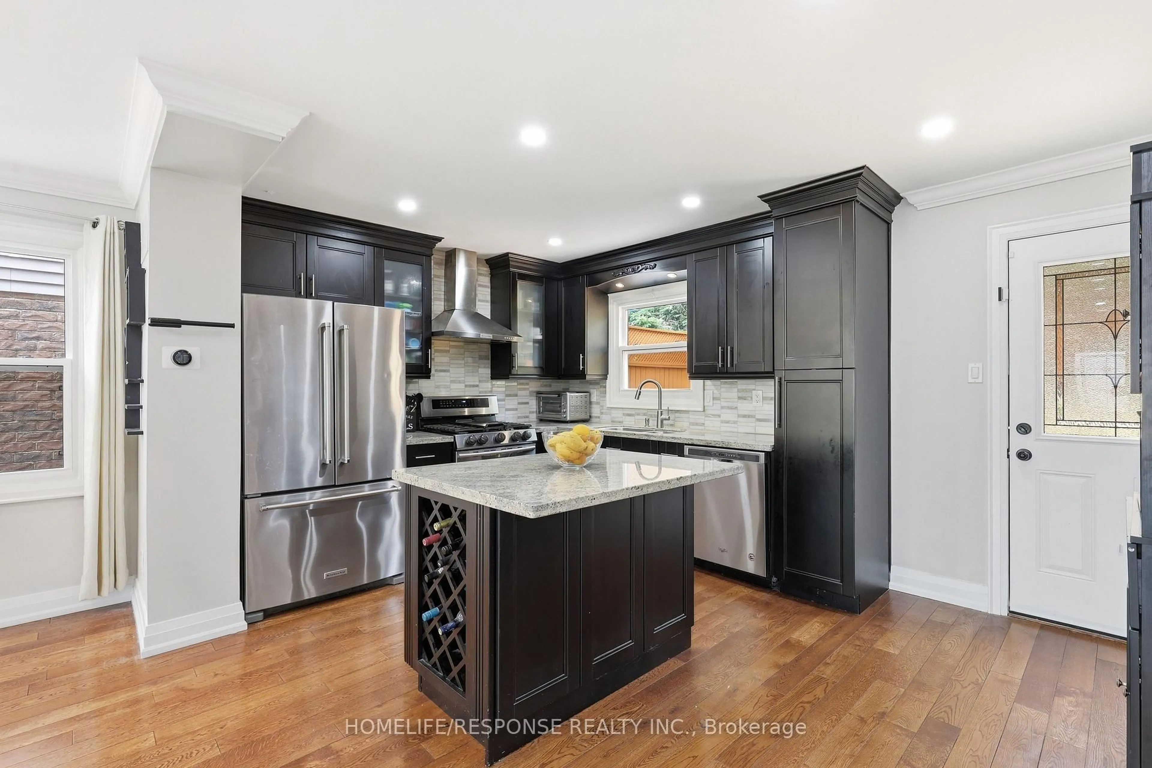 Contemporary kitchen, ceramic/tile floor for 680 SWEETWATER Pl, Mississauga Ontario L5H 3Y9