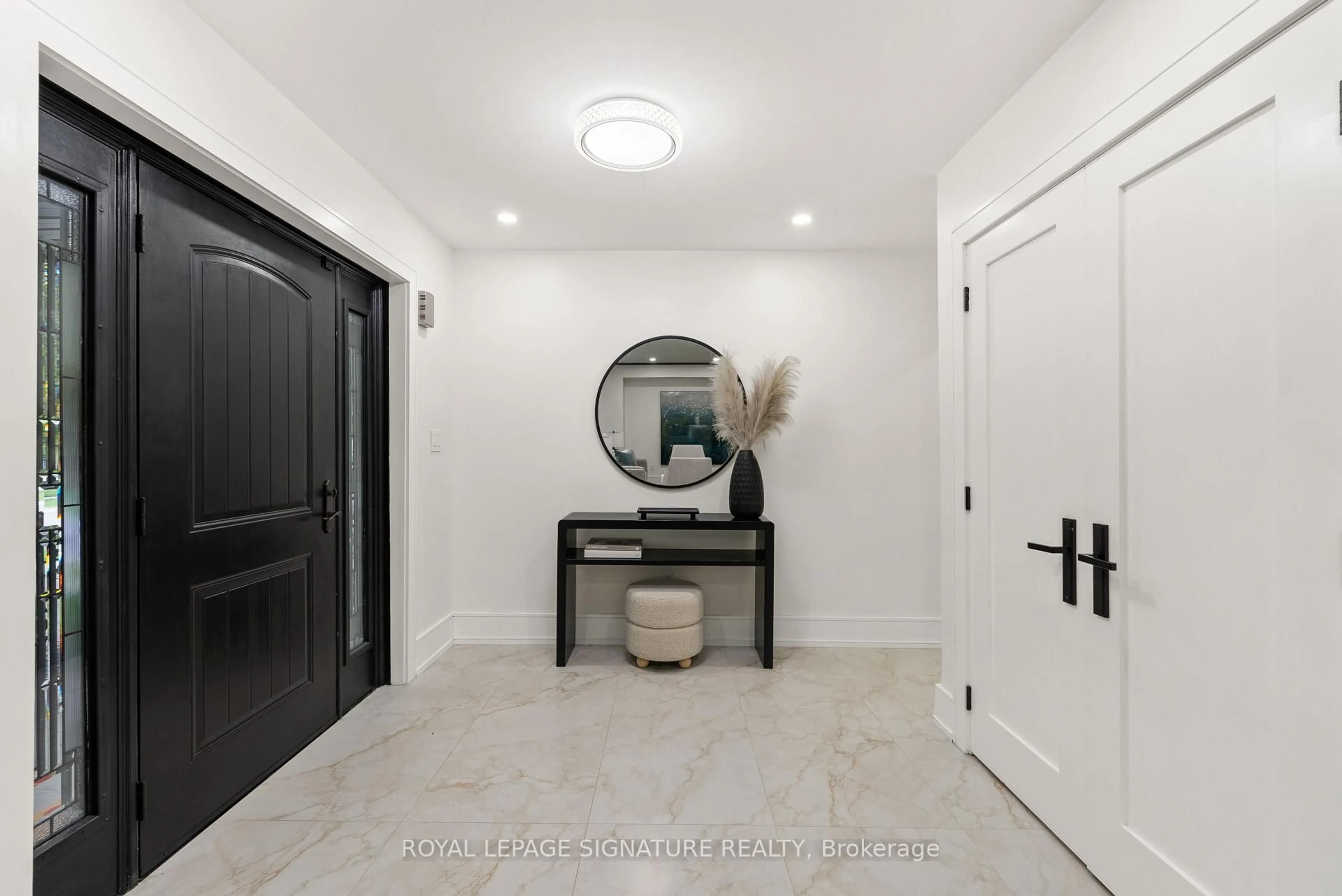 Indoor entryway for 29 Blaketon Rd, Toronto Ontario M9B 4W4