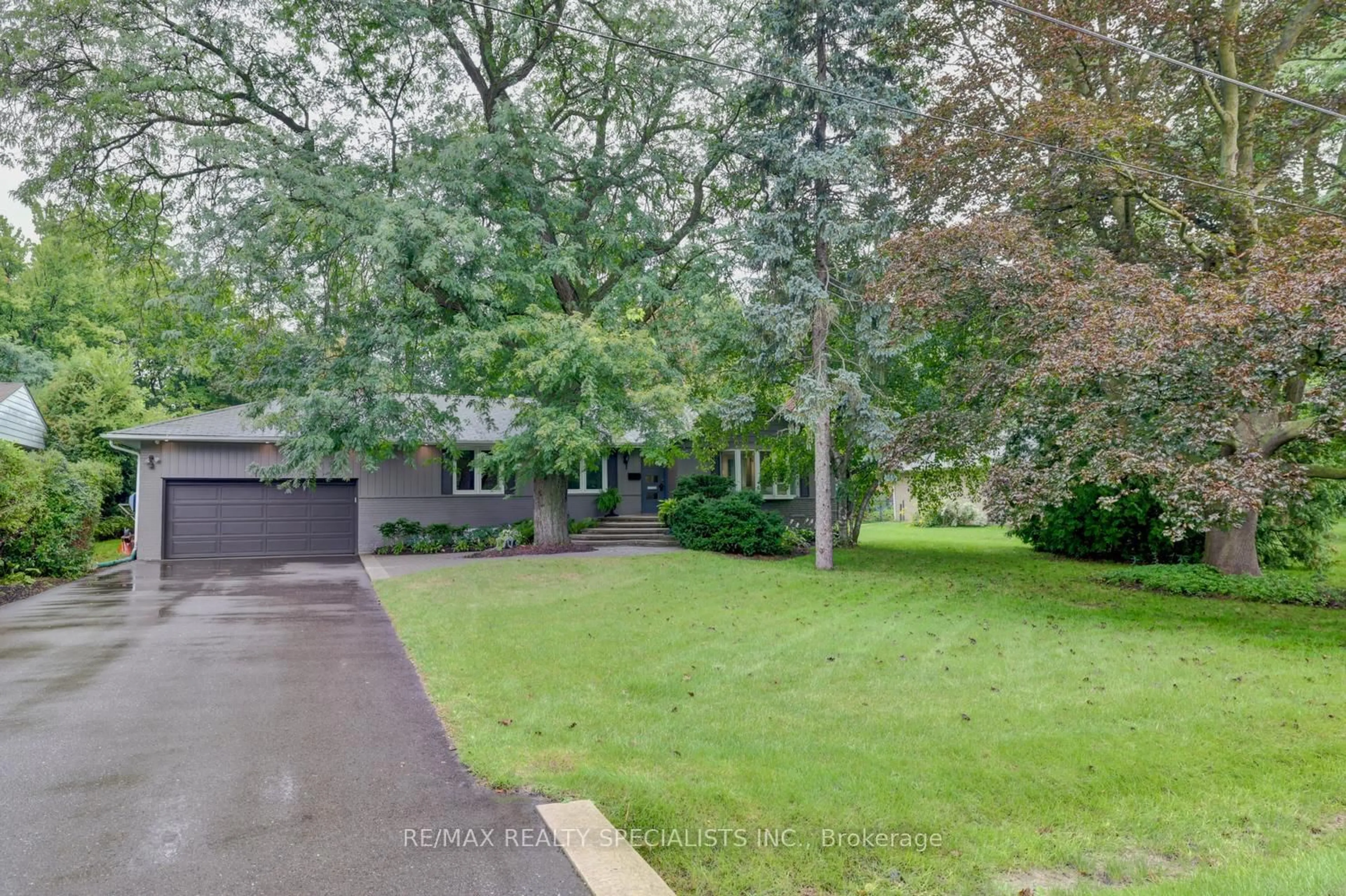 A pic from outside/outdoor area/front of a property/back of a property/a pic from drone, street for 1589 Crediton Pkwy, Mississauga Ontario L5G 3X2