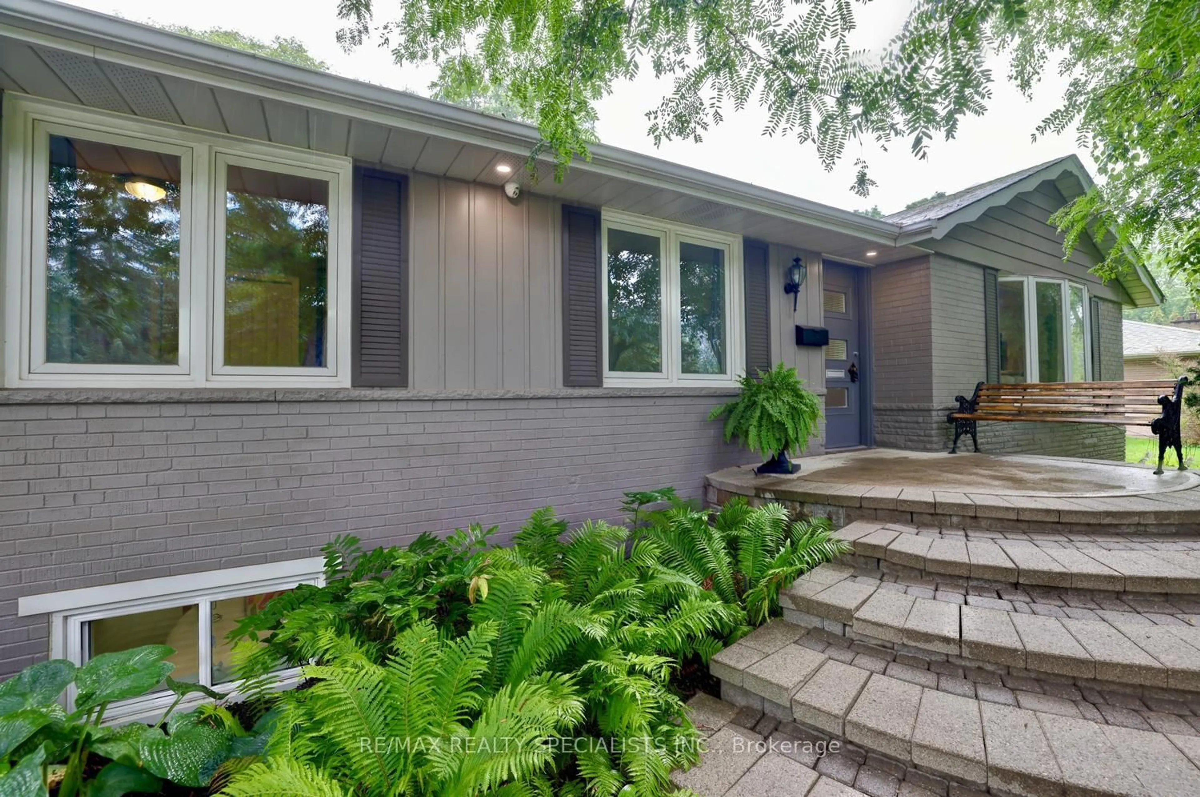 Home with brick exterior material, street for 1589 Crediton Pkwy, Mississauga Ontario L5G 3X2
