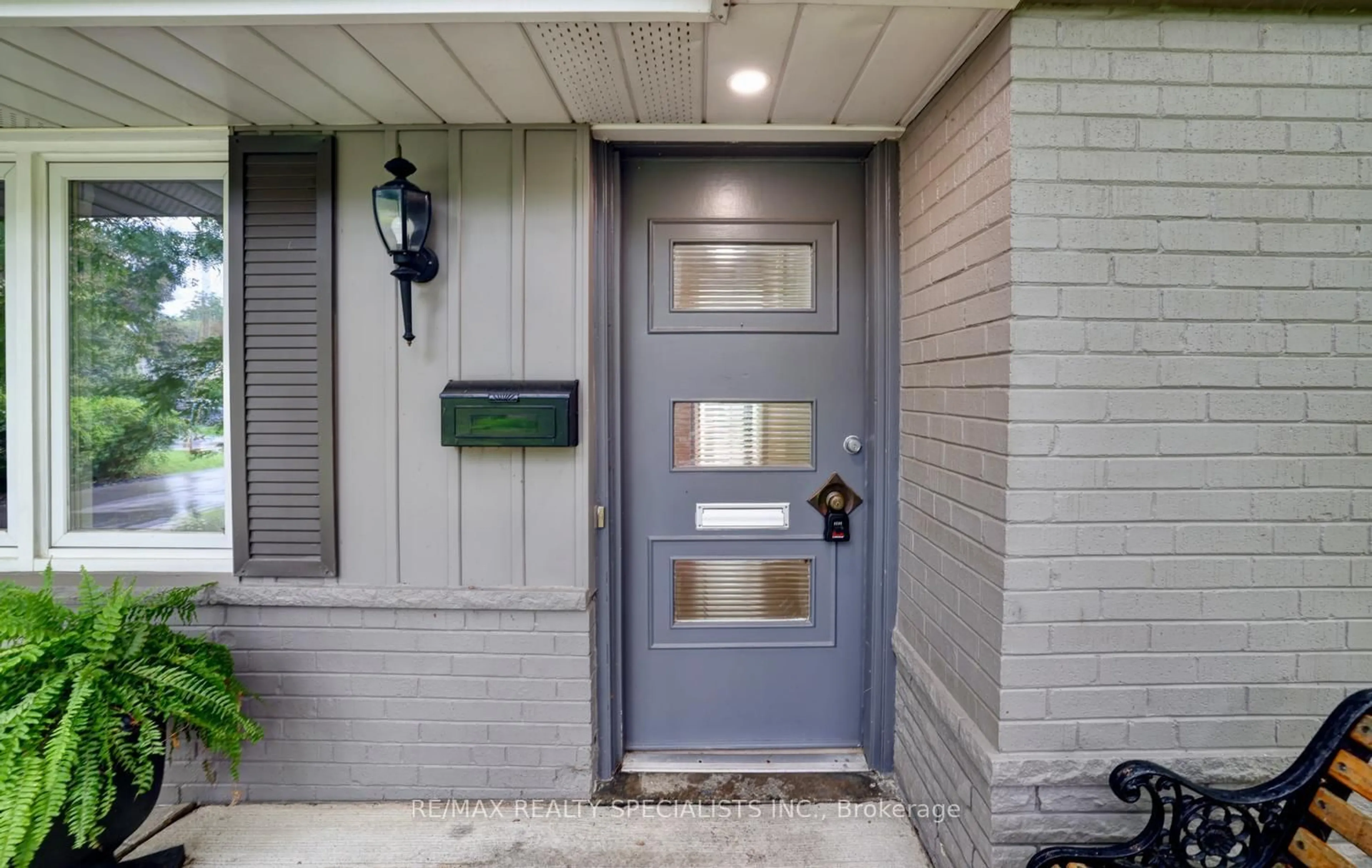 Indoor entryway for 1589 Crediton Pkwy, Mississauga Ontario L5G 3X2