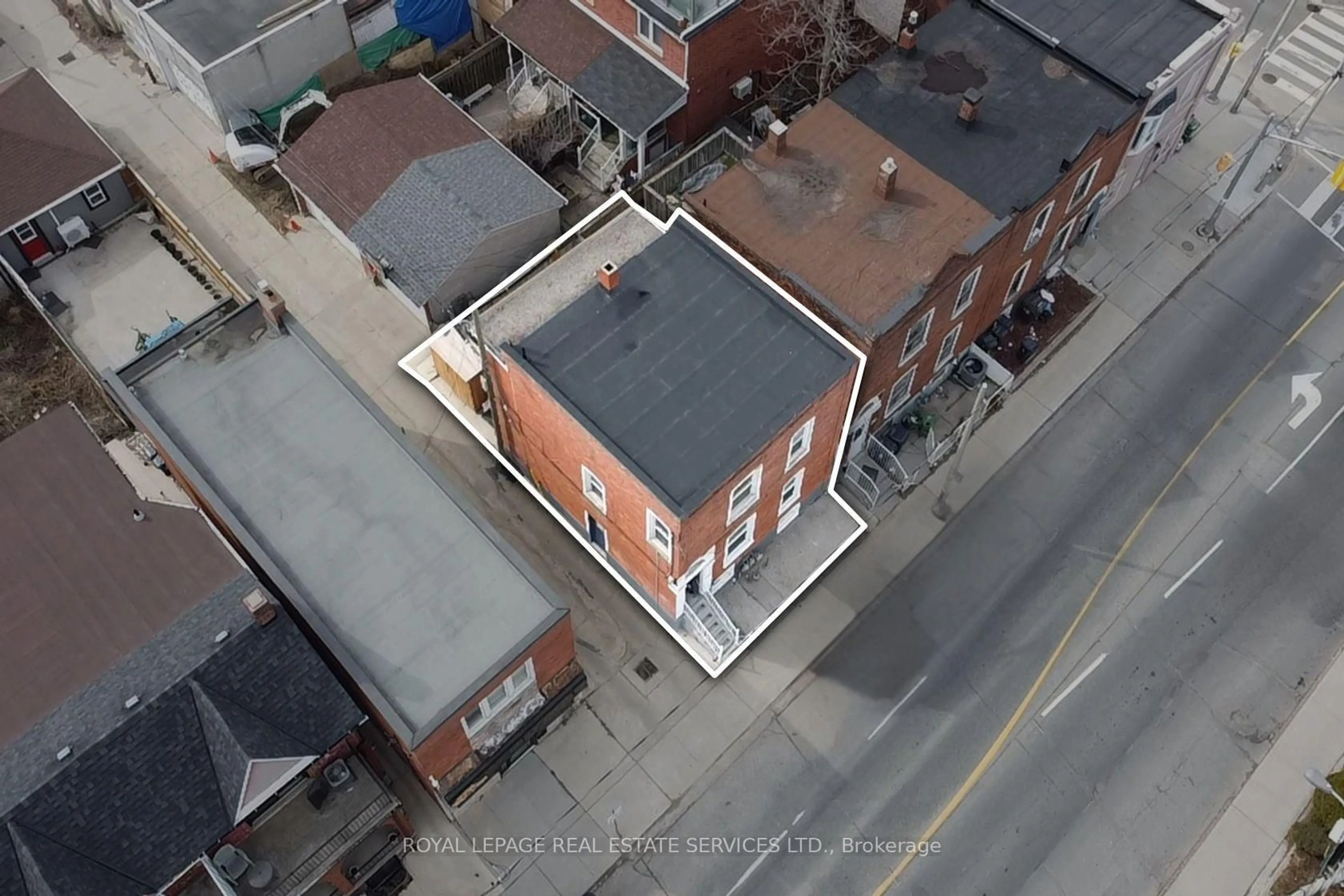 A pic from outside/outdoor area/front of a property/back of a property/a pic from drone, building for 740 Lansdowne Ave, Toronto Ontario M6H 3Y8
