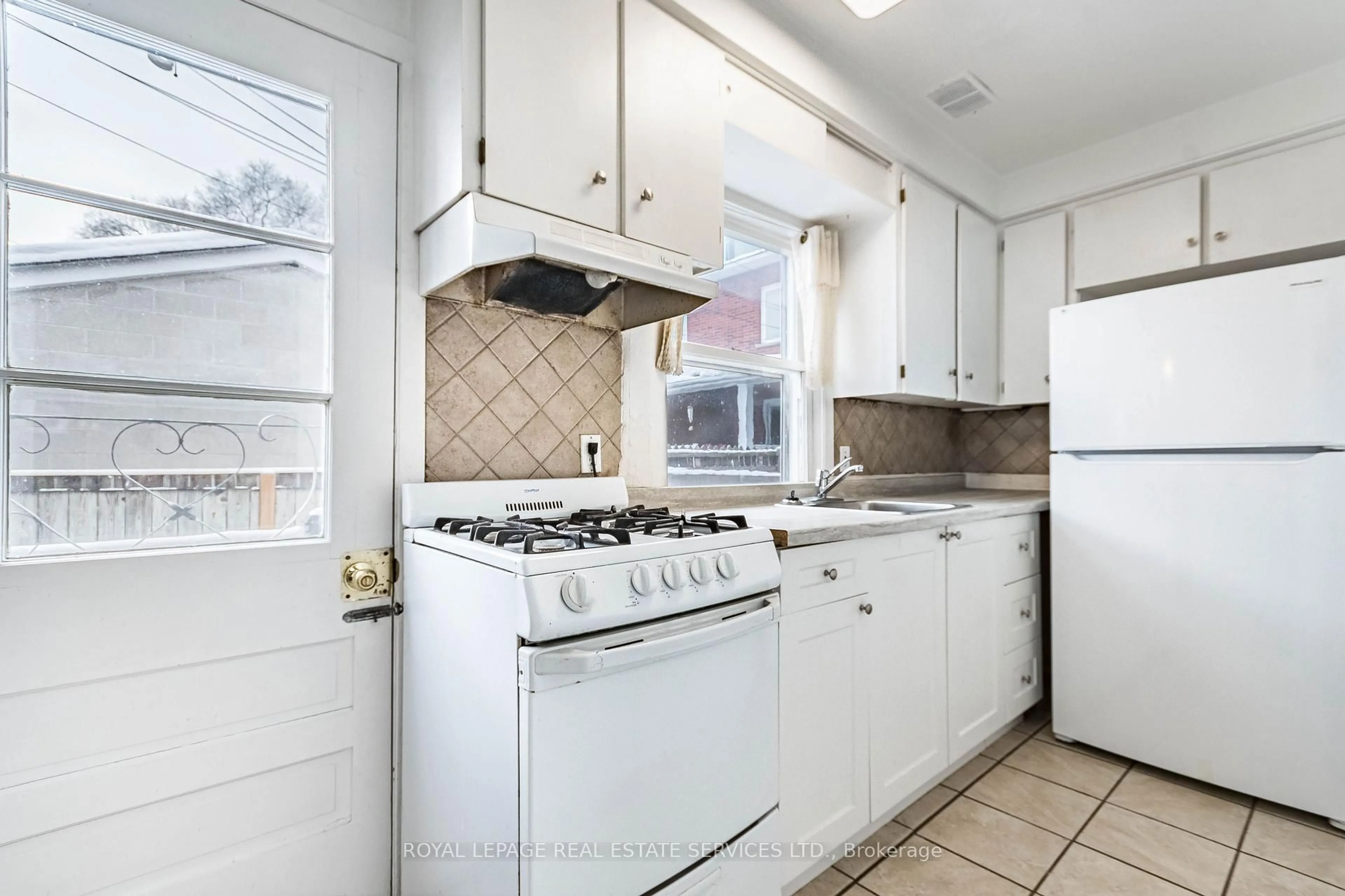 Standard kitchen, ceramic/tile floor for 740 Lansdowne Ave, Toronto Ontario M6H 3Y8