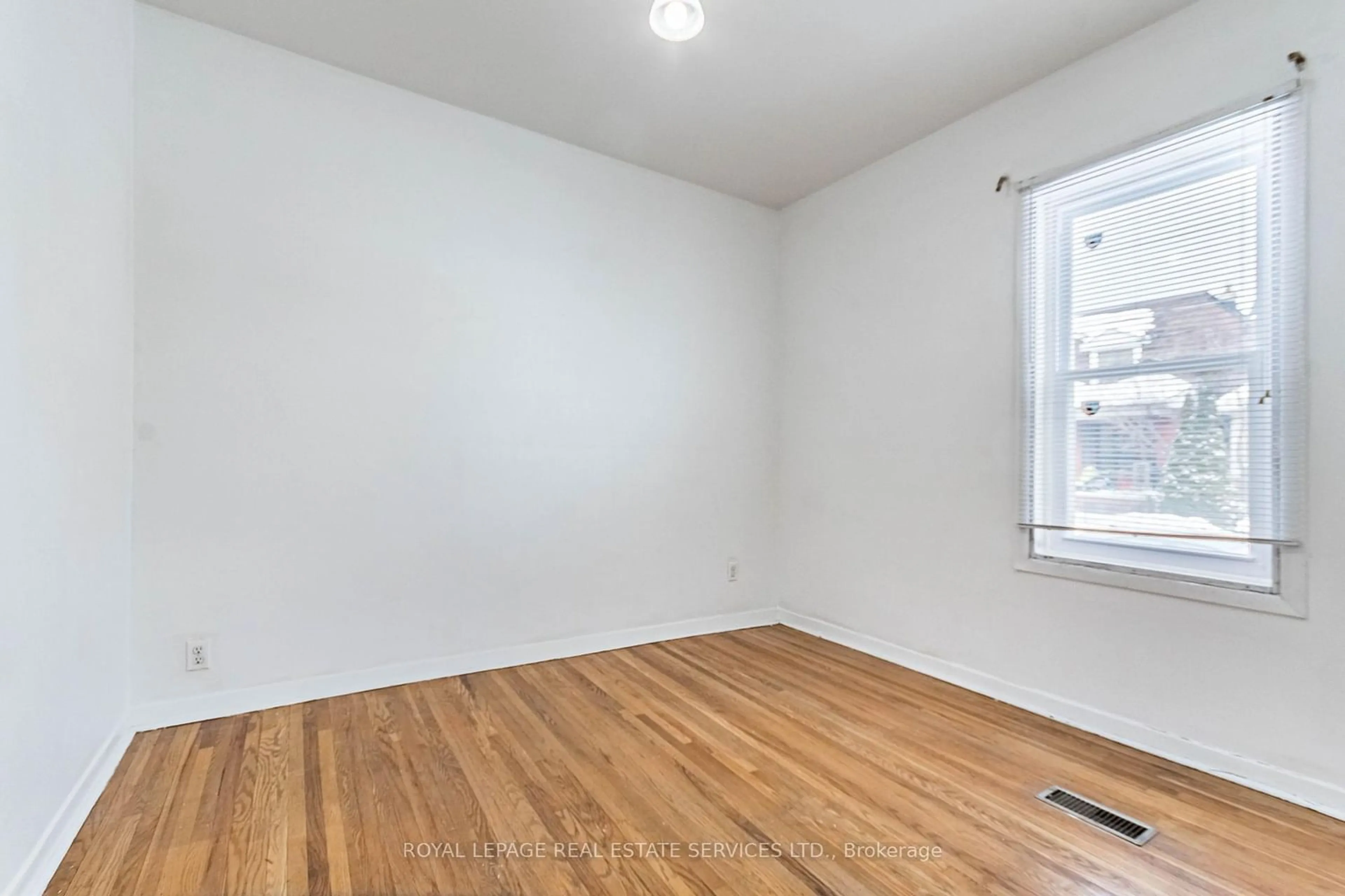 A pic of a room for 740 Lansdowne Ave, Toronto Ontario M6H 3Y8