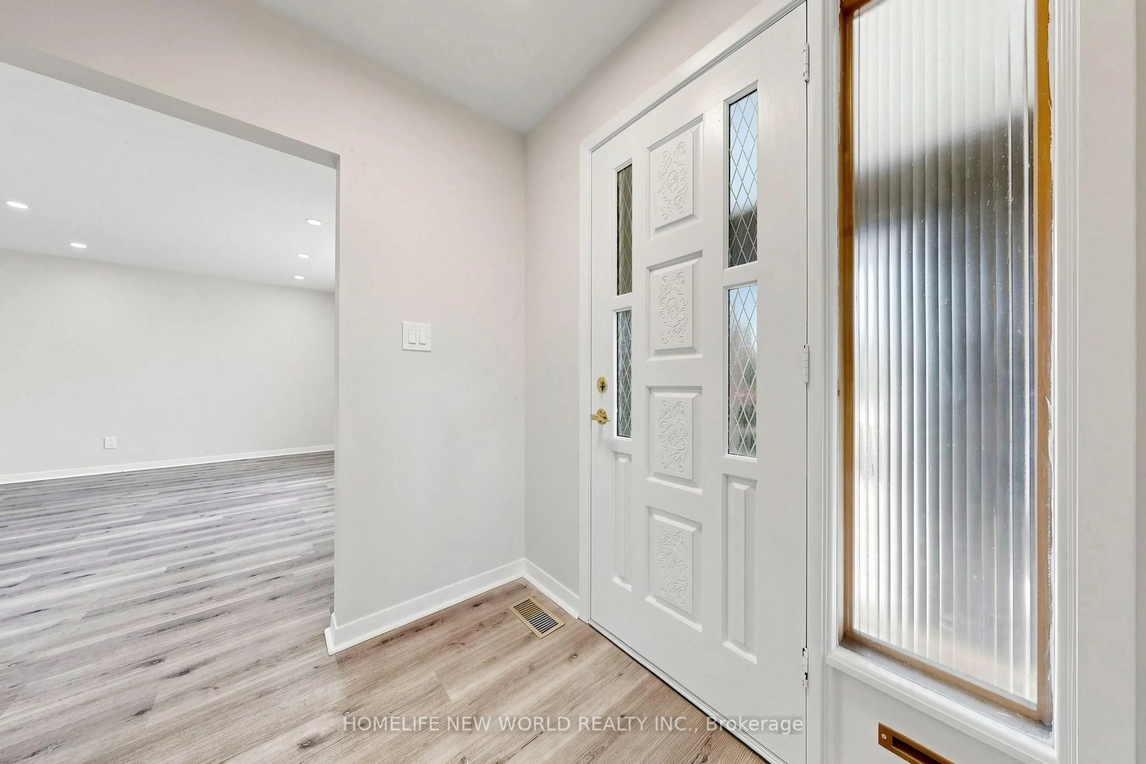 Indoor entryway for 12 Greyfriar Crt, Toronto Ontario M3N 2A9