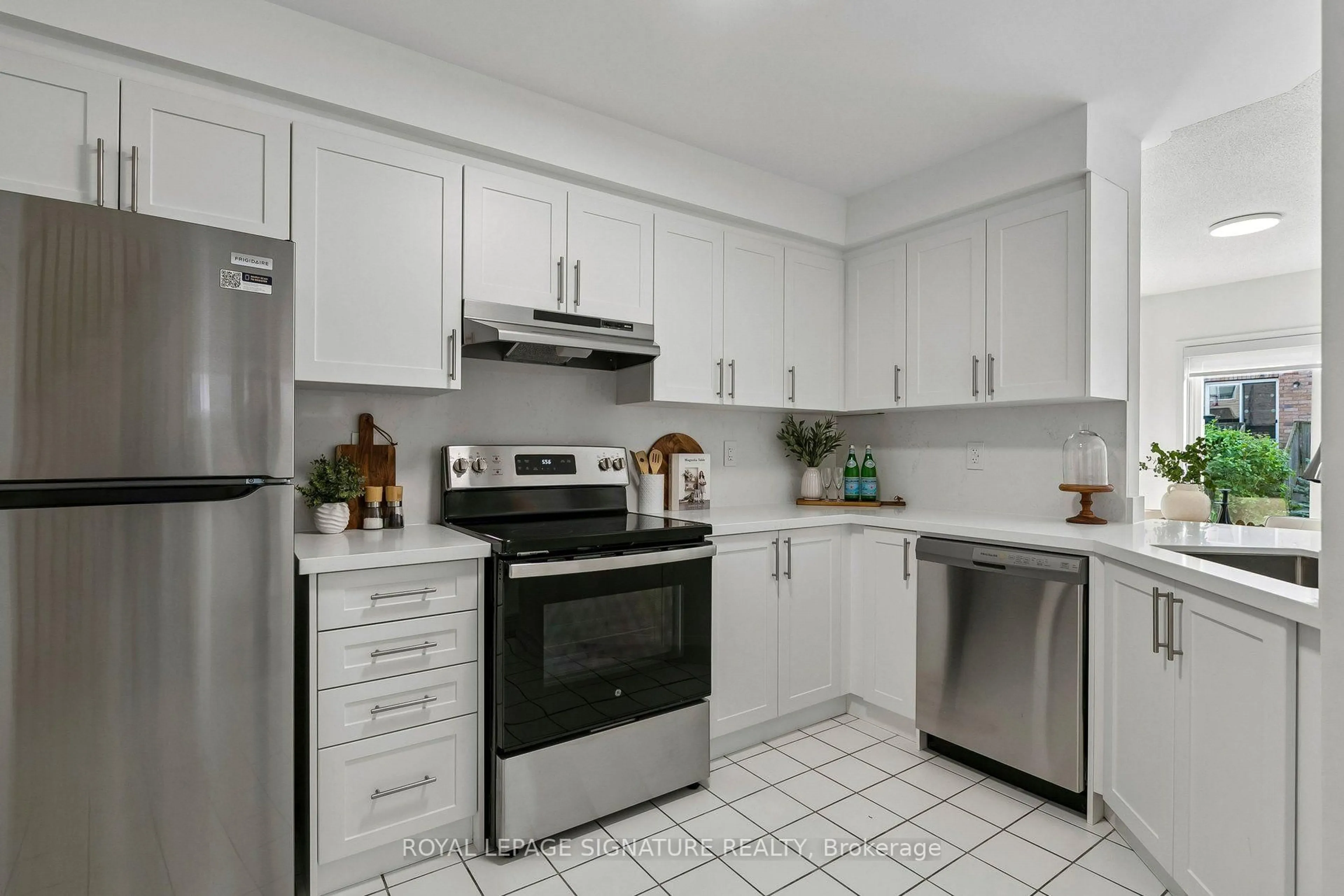 Standard kitchen, ceramic/tile floor for 5255 Palmetto Pl #71, Mississauga Ontario L5M 0H2