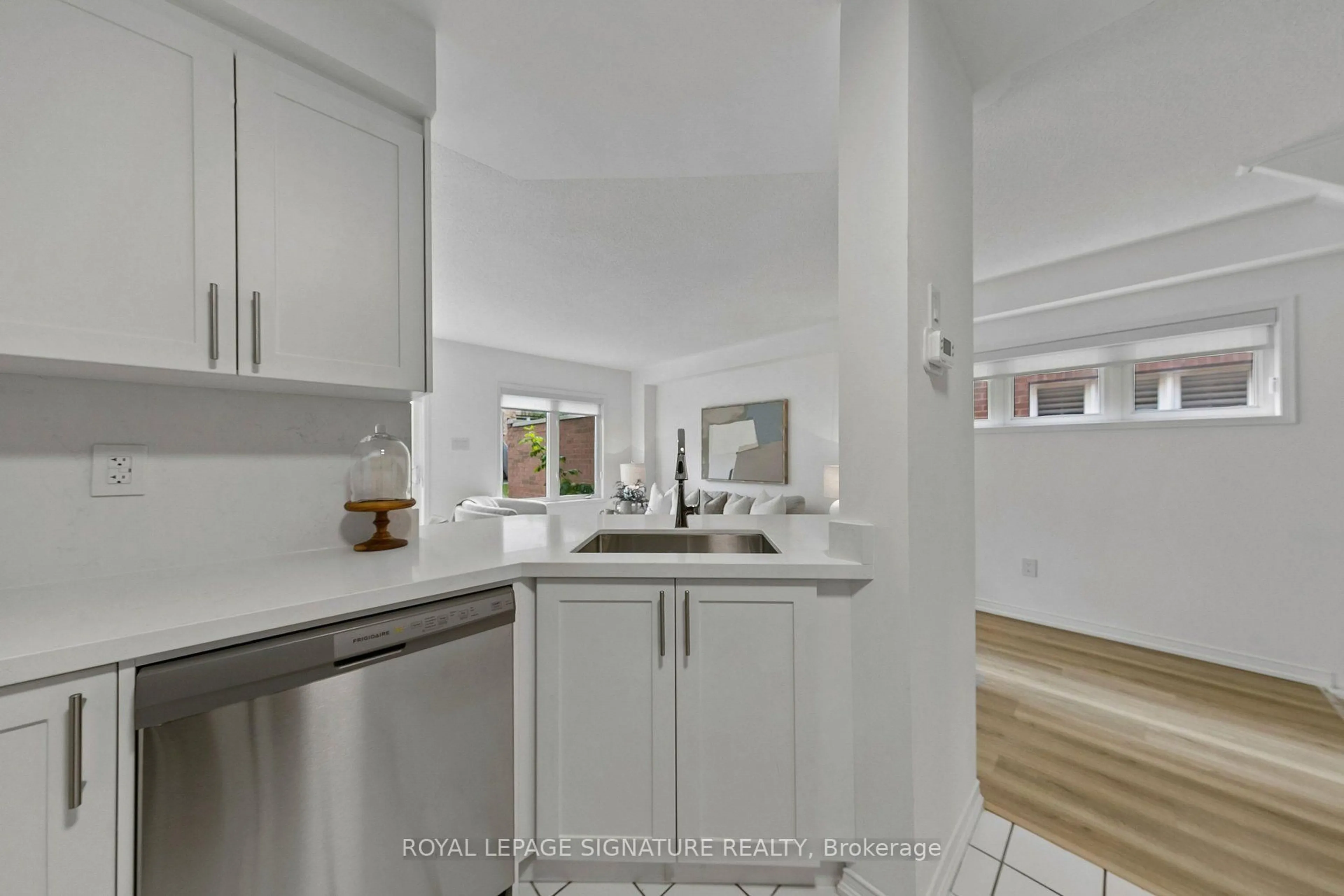 Open concept kitchen, ceramic/tile floor for 5255 Palmetto Pl #71, Mississauga Ontario L5M 0H2