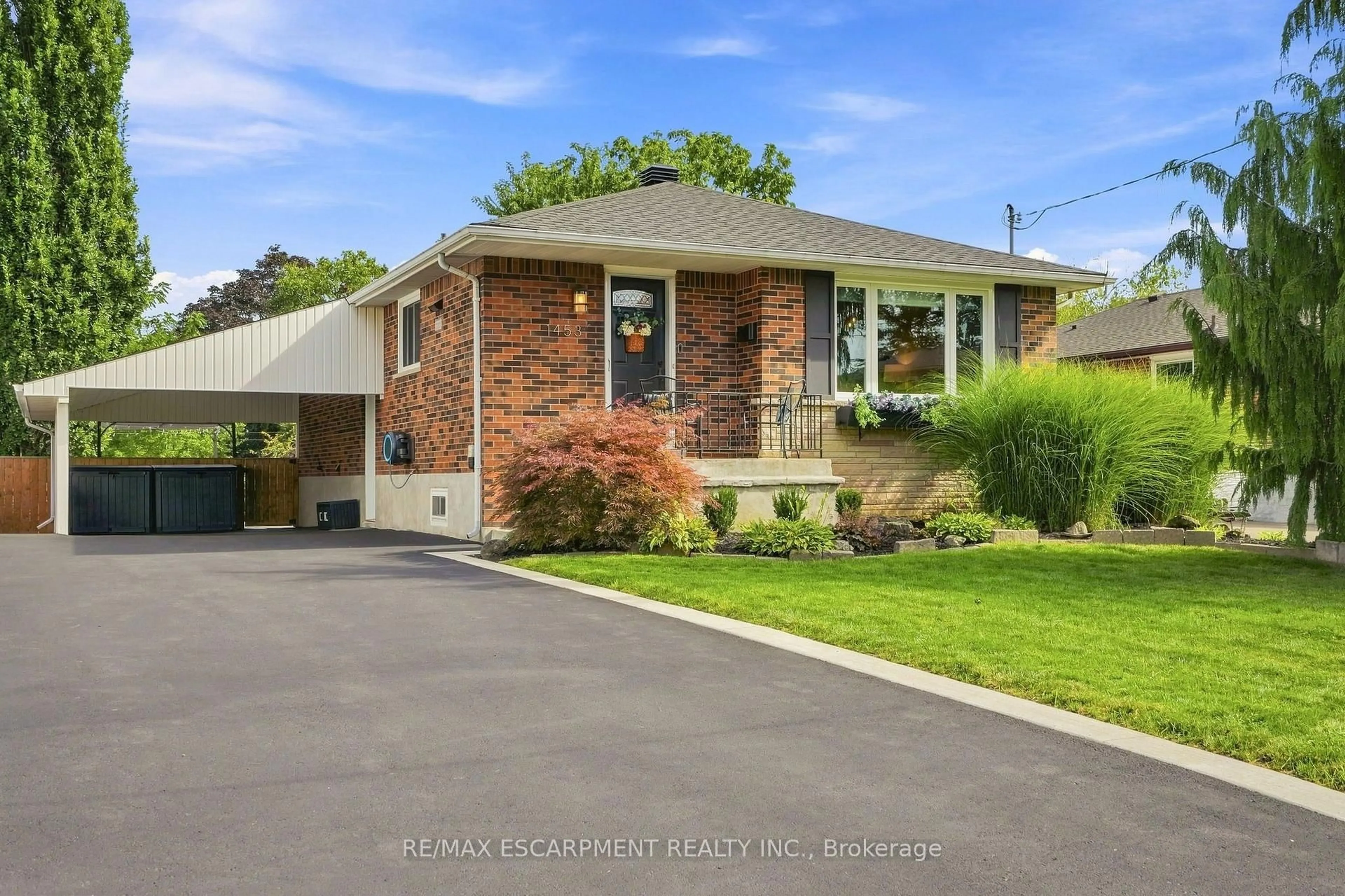 Home with brick exterior material, street for 1453 Mountain Grove Ave, Burlington Ontario L7P 2H4