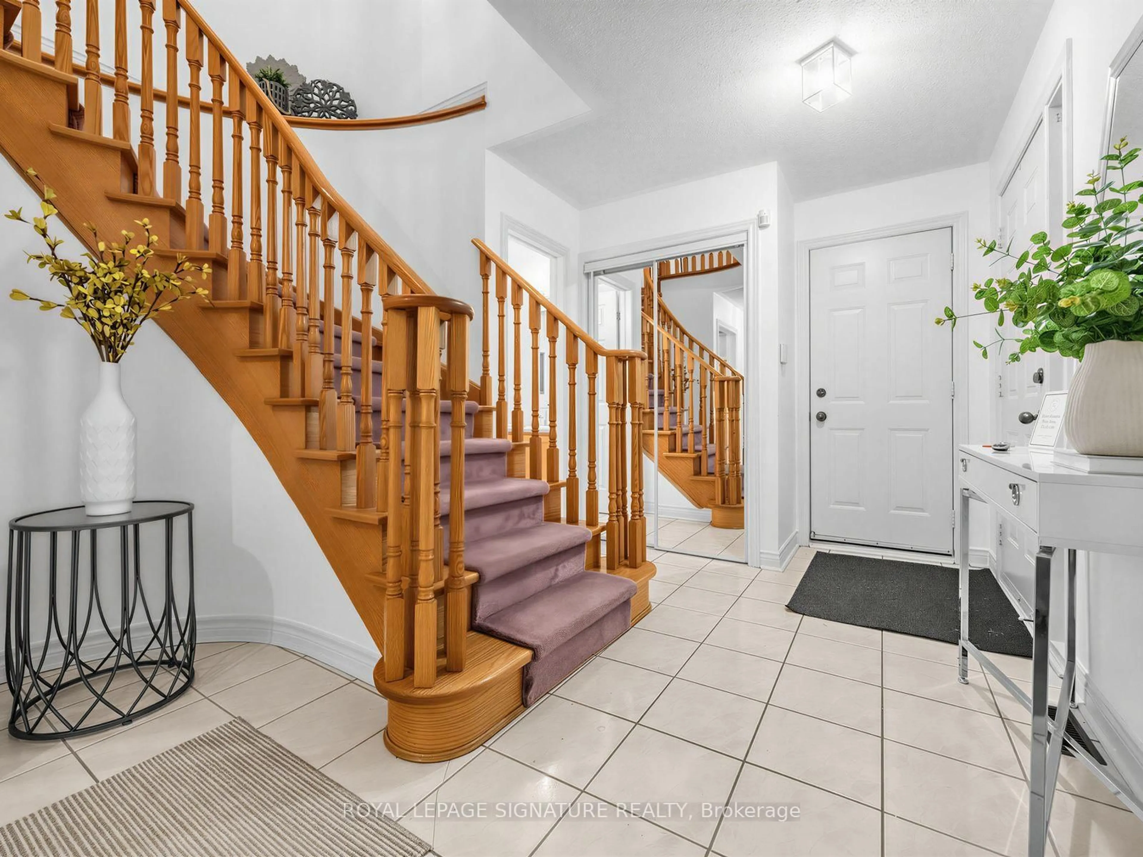 Indoor entryway for 2865 Castlebridge Dr, Mississauga Ontario L5M 5T5