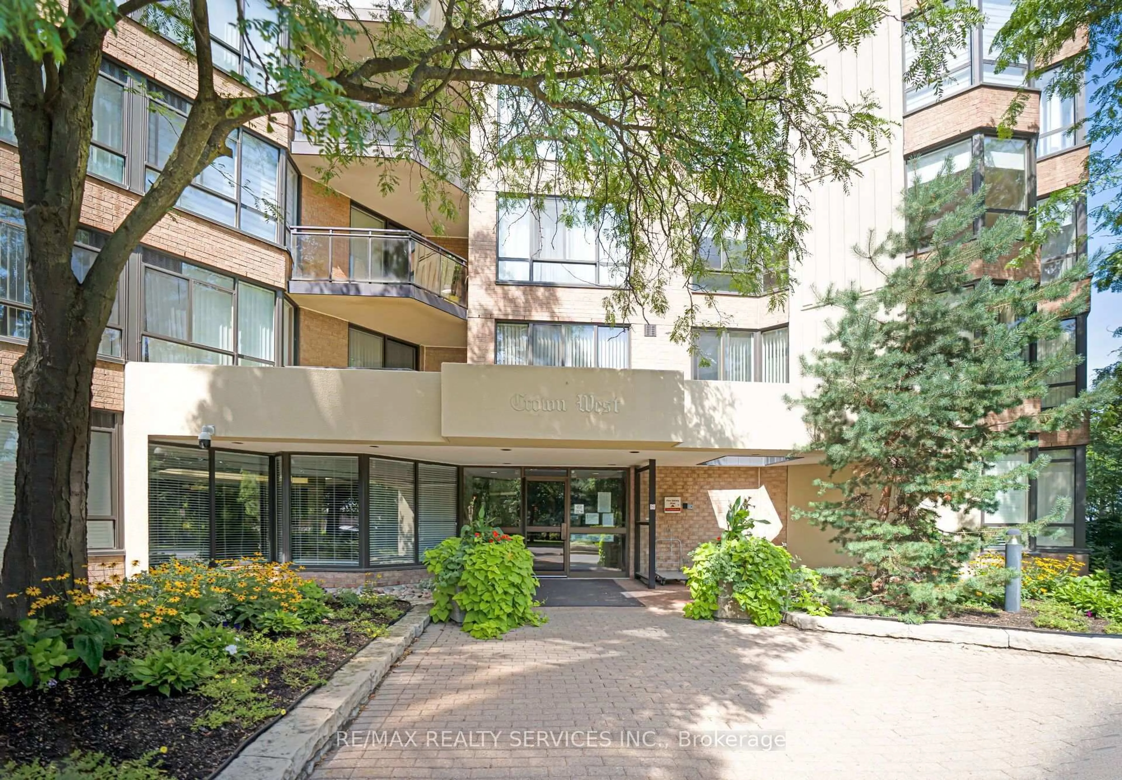 Indoor foyer for 20 Cherrytree Dr #1606, Brampton Ontario L6Y 3V1