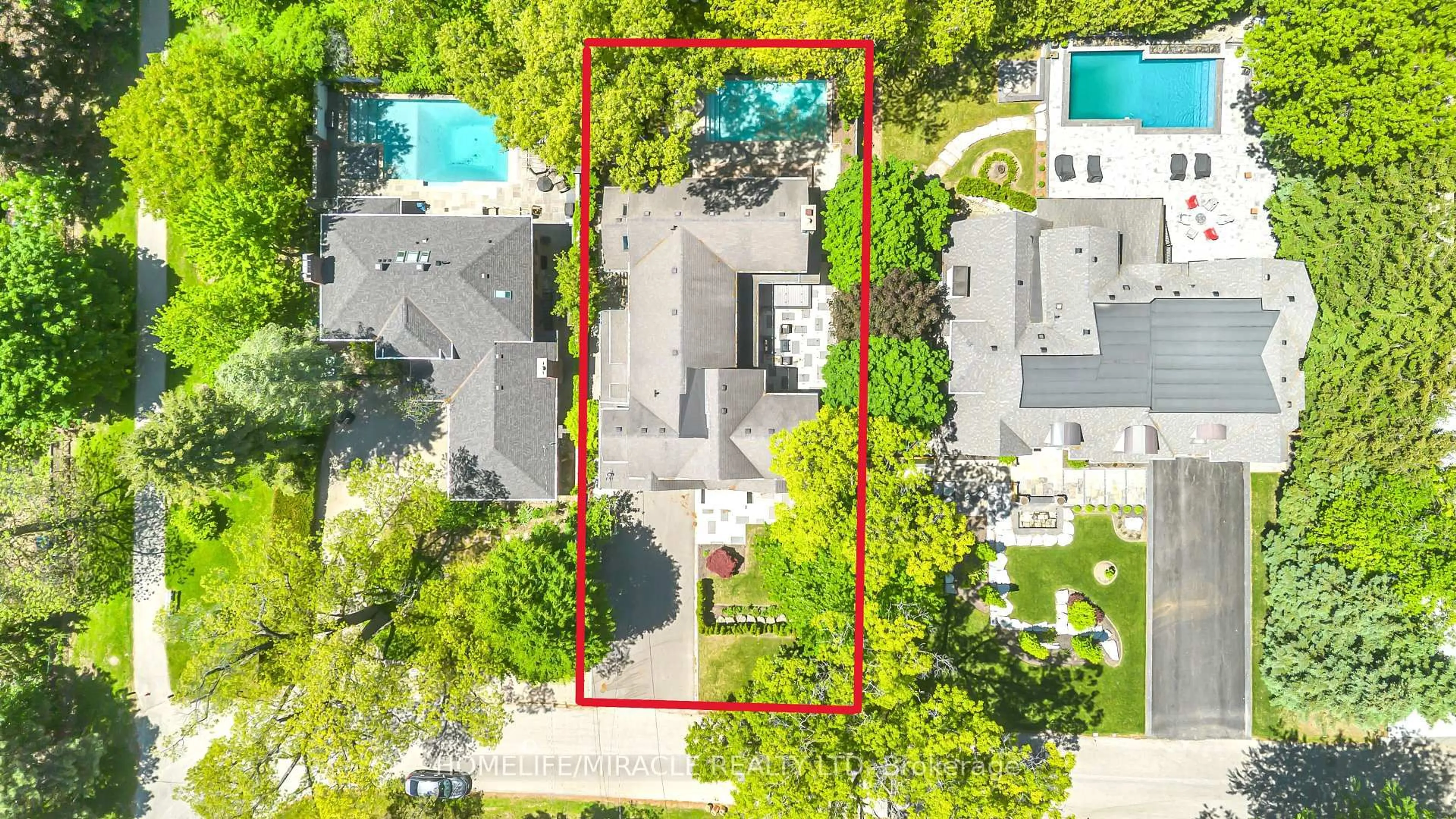 A pic from outside/outdoor area/front of a property/back of a property/a pic from drone, street for 271 Oakhill Rd, Mississauga Ontario L5G 2P8