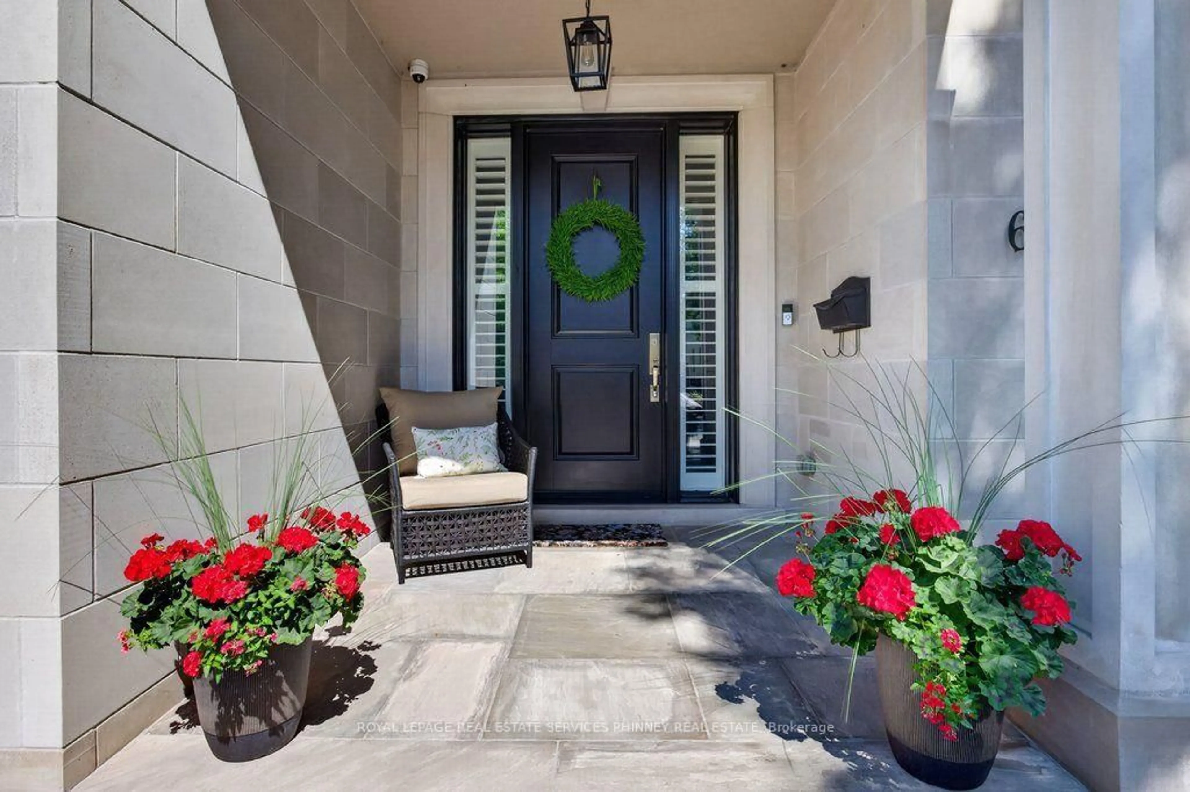 Indoor entryway for 6 Iroquois Ave, Mississauga Ontario L5G 1M6