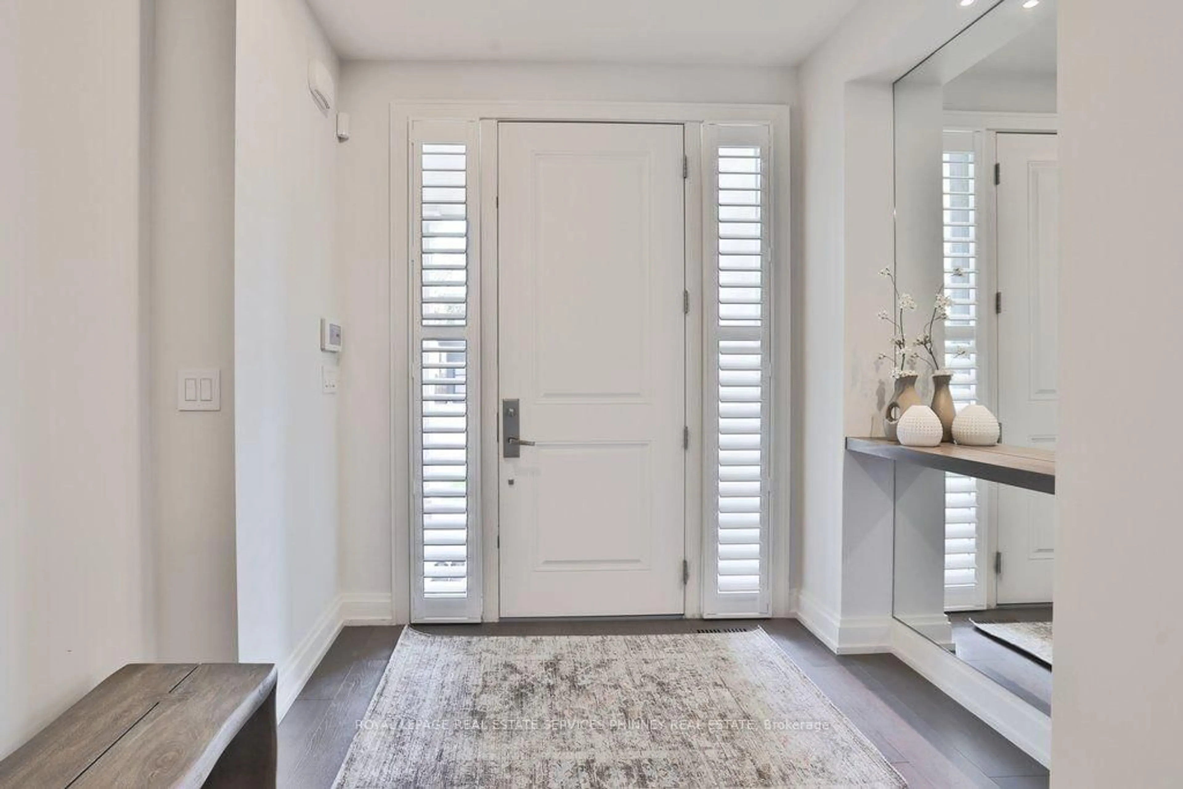 Indoor entryway for 6 Iroquois Ave, Mississauga Ontario L5G 1M6