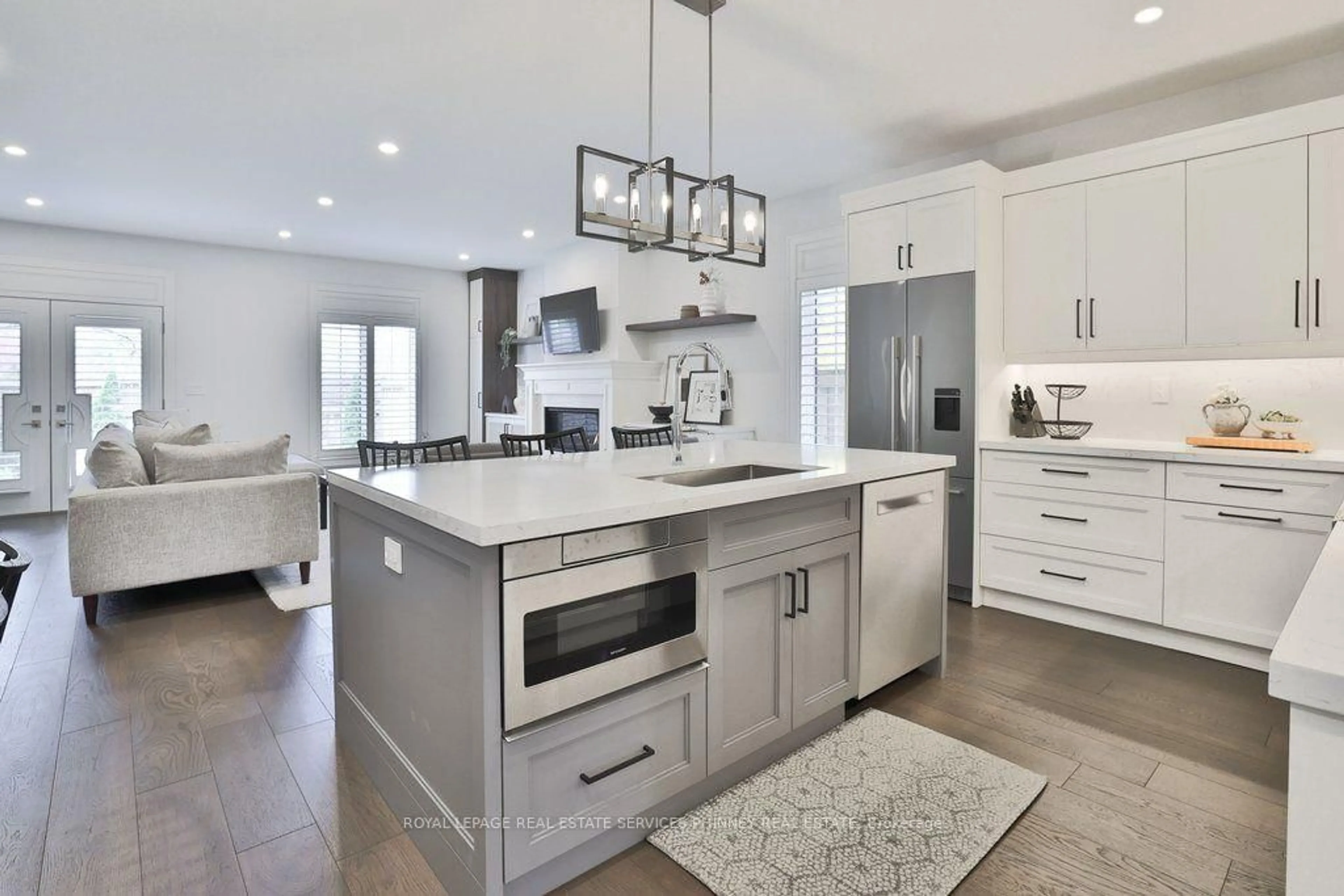 Open concept kitchen, ceramic/tile floor for 6 Iroquois Ave, Mississauga Ontario L5G 1M6