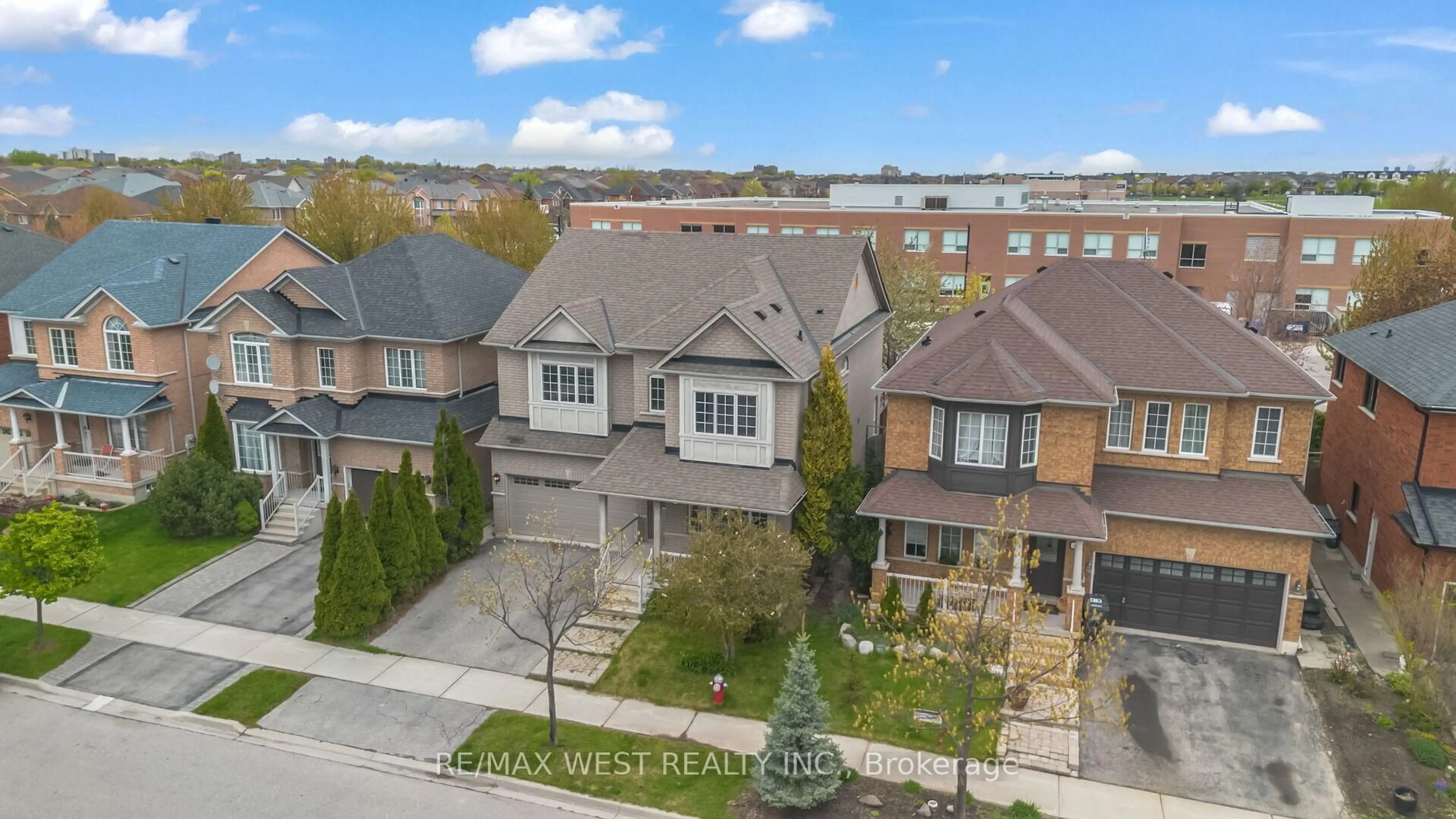 A pic from outside/outdoor area/front of a property/back of a property/a pic from drone, street for 5843 Rainspring Dr, Mississauga Ontario L5M 6X7