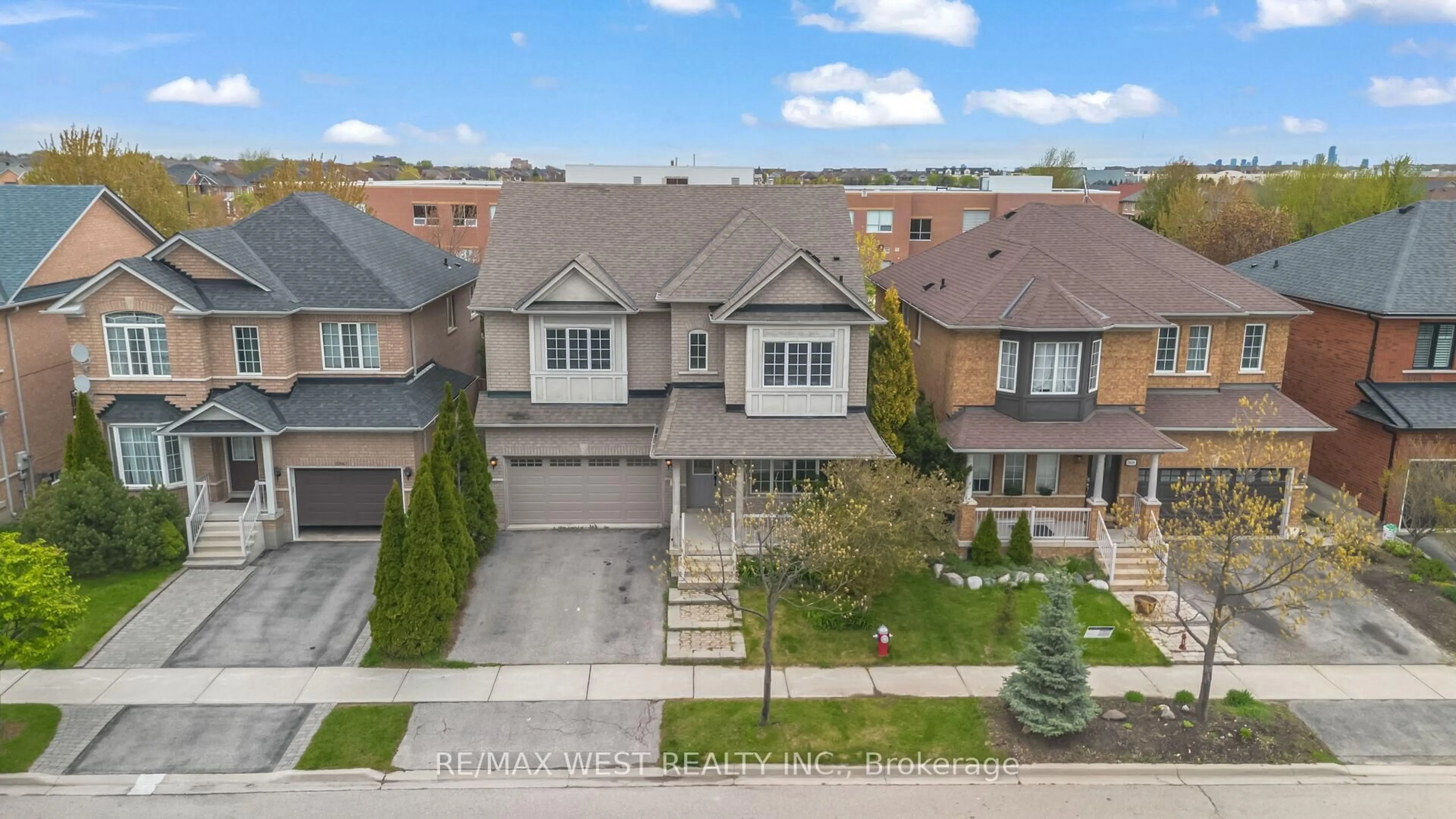 A pic from outside/outdoor area/front of a property/back of a property/a pic from drone, street for 5843 Rainspring Dr, Mississauga Ontario L5M 6X7