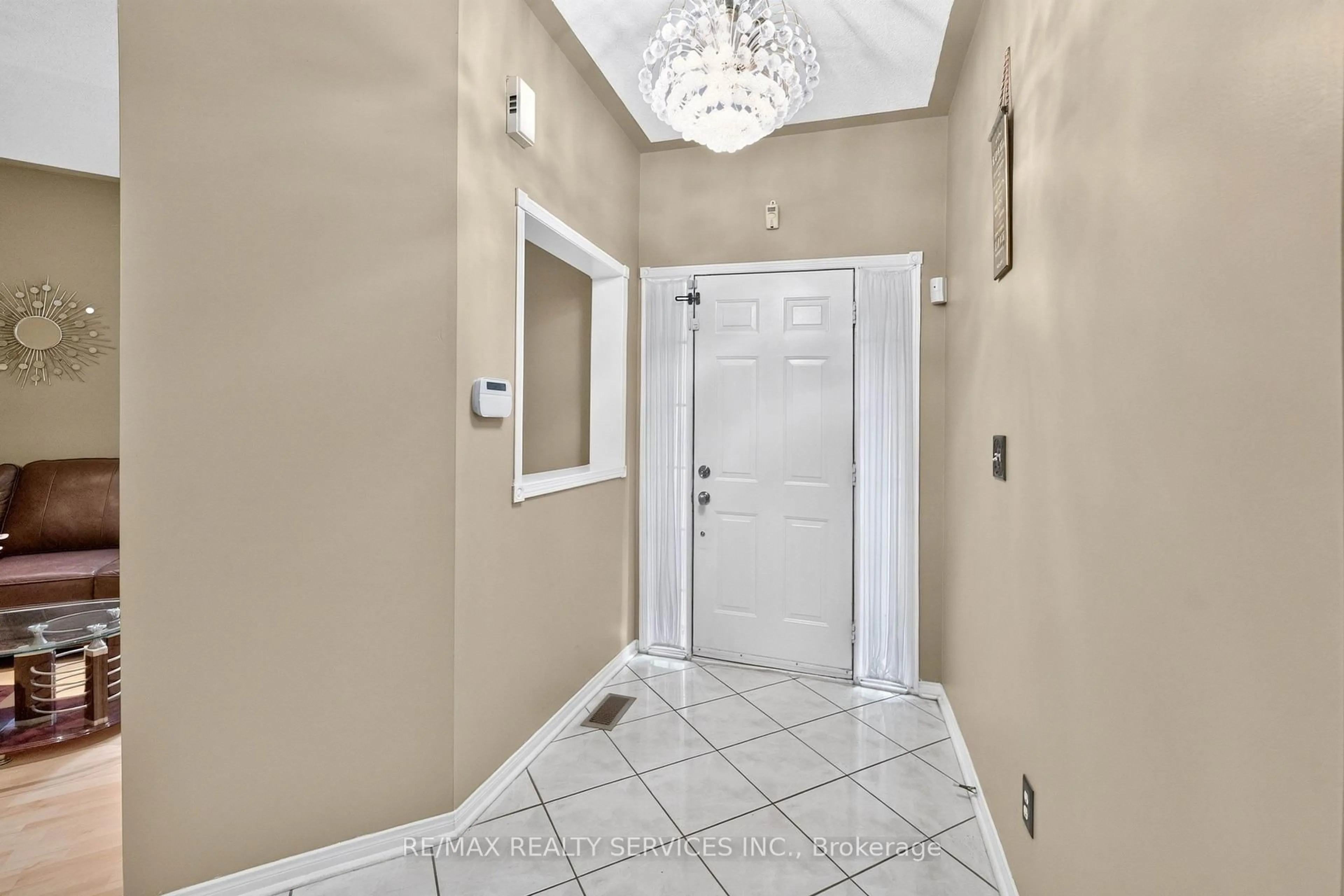 Indoor foyer for 703 Twain Ave, Mississauga Ontario L5W 1K7