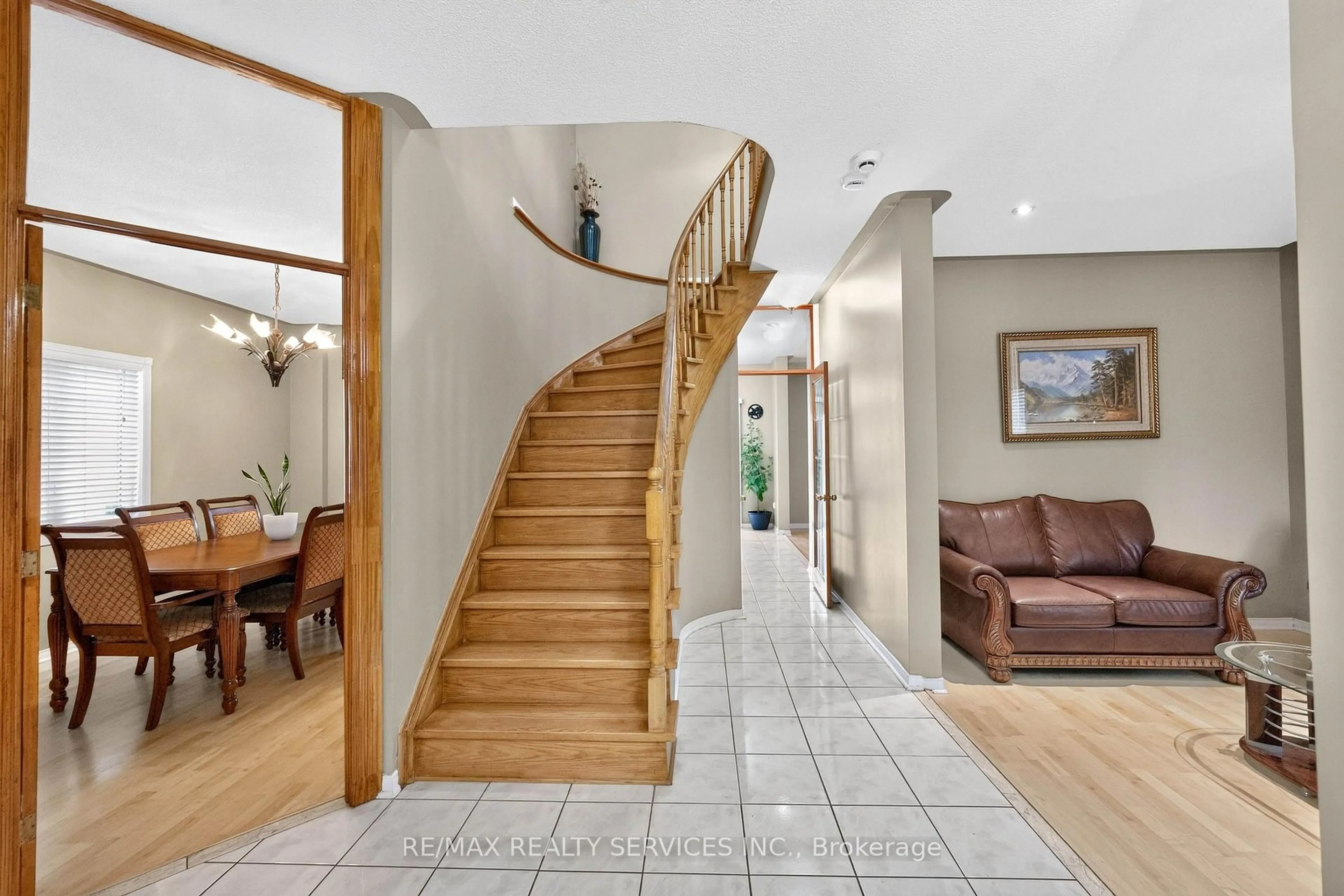 Indoor foyer for 703 Twain Ave, Mississauga Ontario L5W 1K7