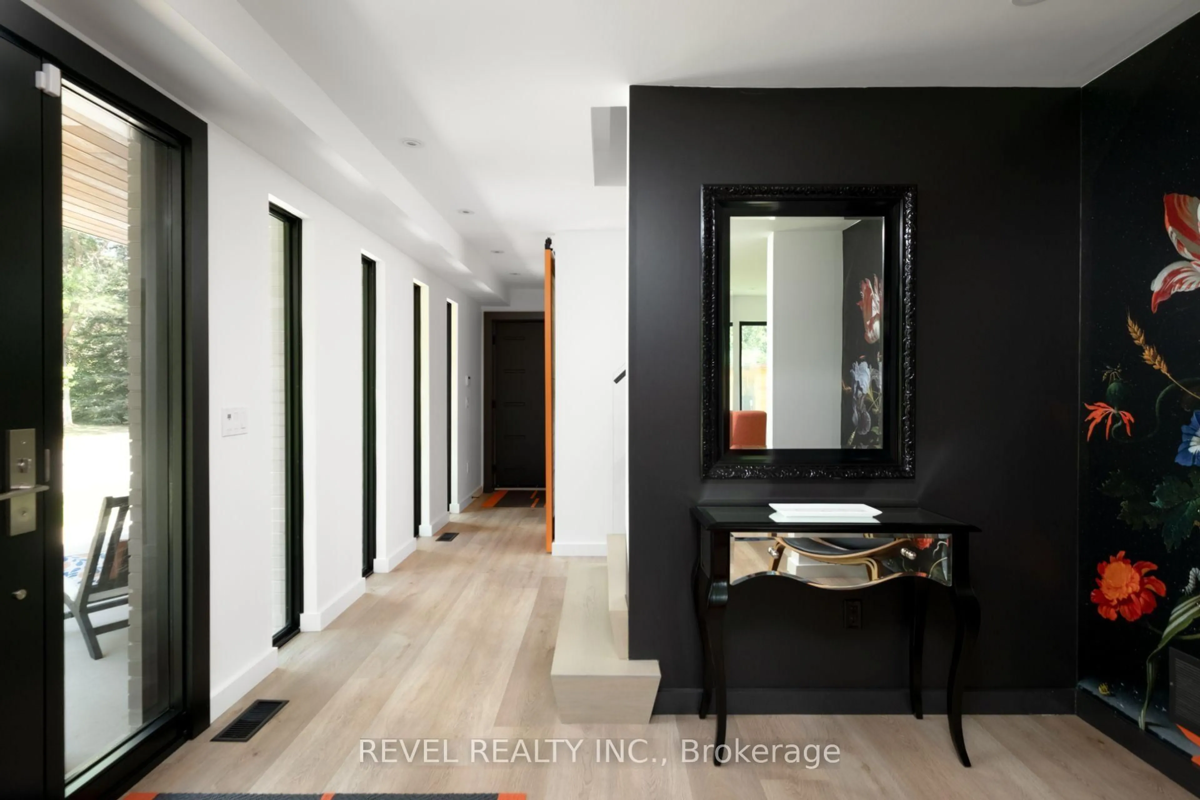 Indoor entryway for 15 Caledon Mountain Dr, Caledon Ontario L7K 0G1