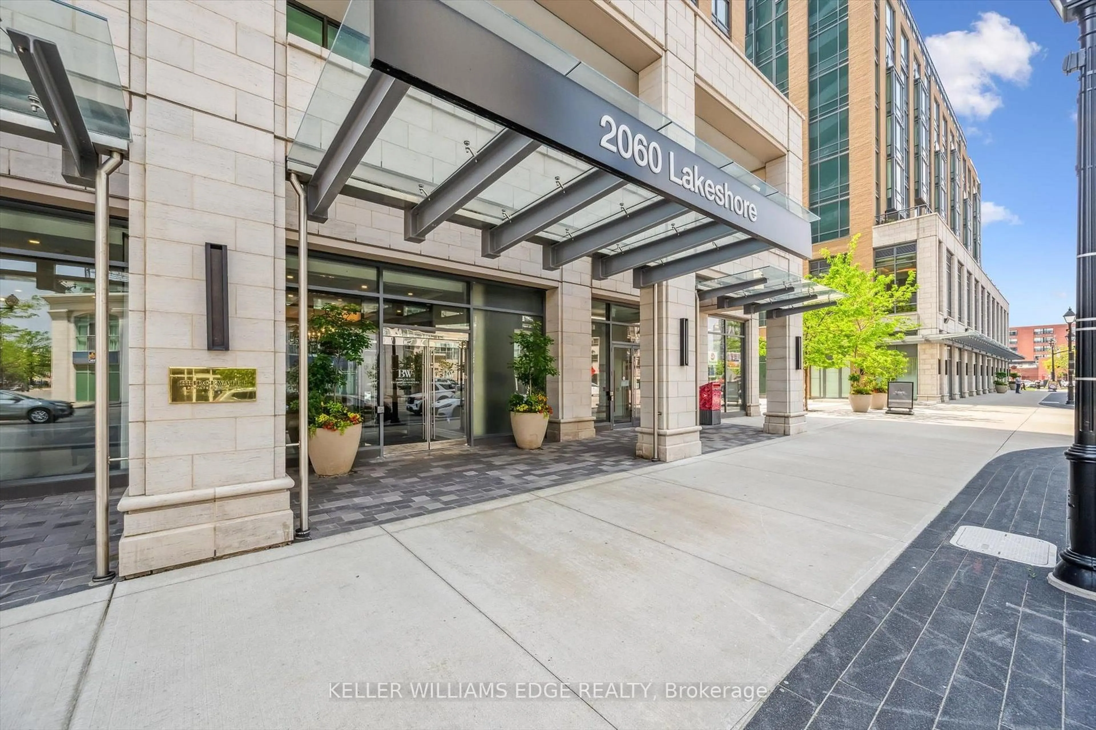 Indoor foyer for 2060 Lakeshore Rd #202, Burlington Ontario L7R 0G2