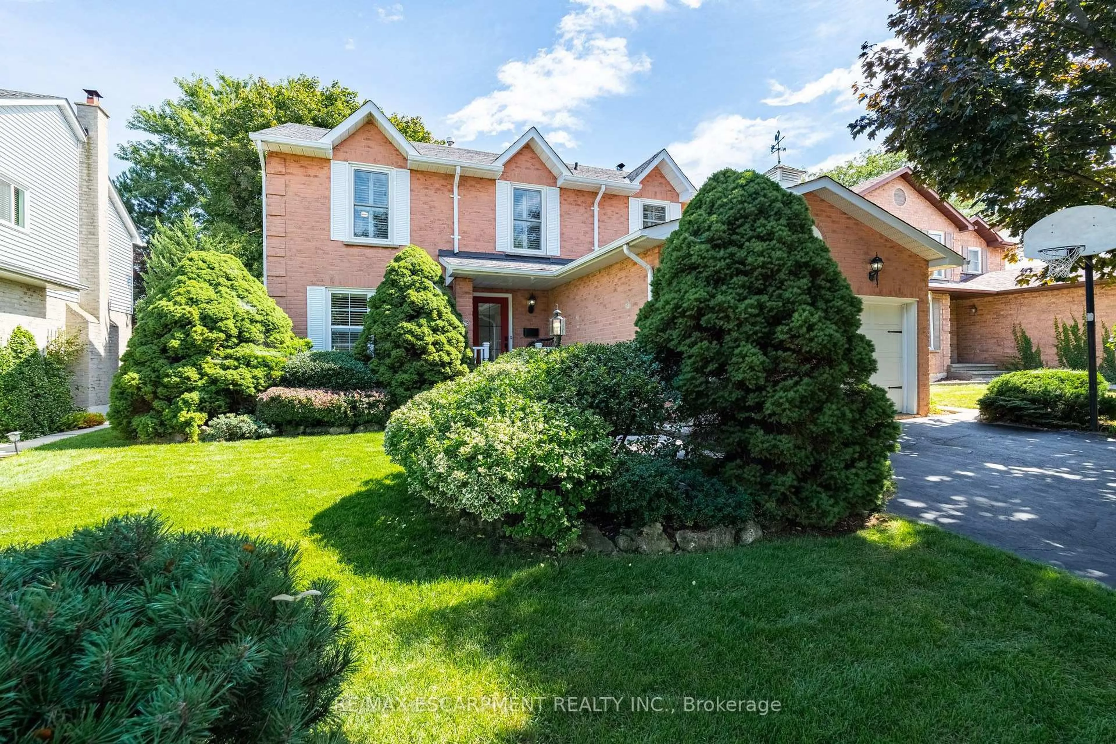 Home with brick exterior material, street for 3212 Pinemeadow Dr, Burlington Ontario L7M 2N7