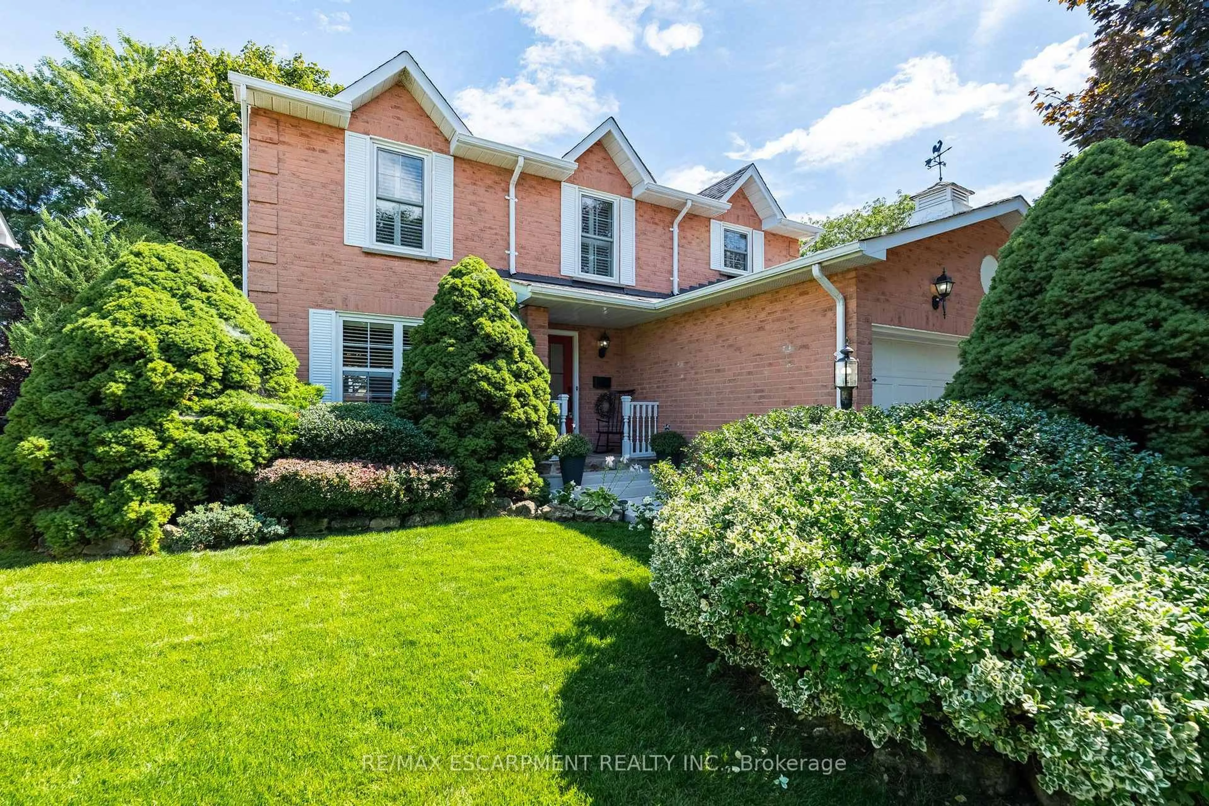 Home with brick exterior material, street for 3212 Pinemeadow Dr, Burlington Ontario L7M 2N7