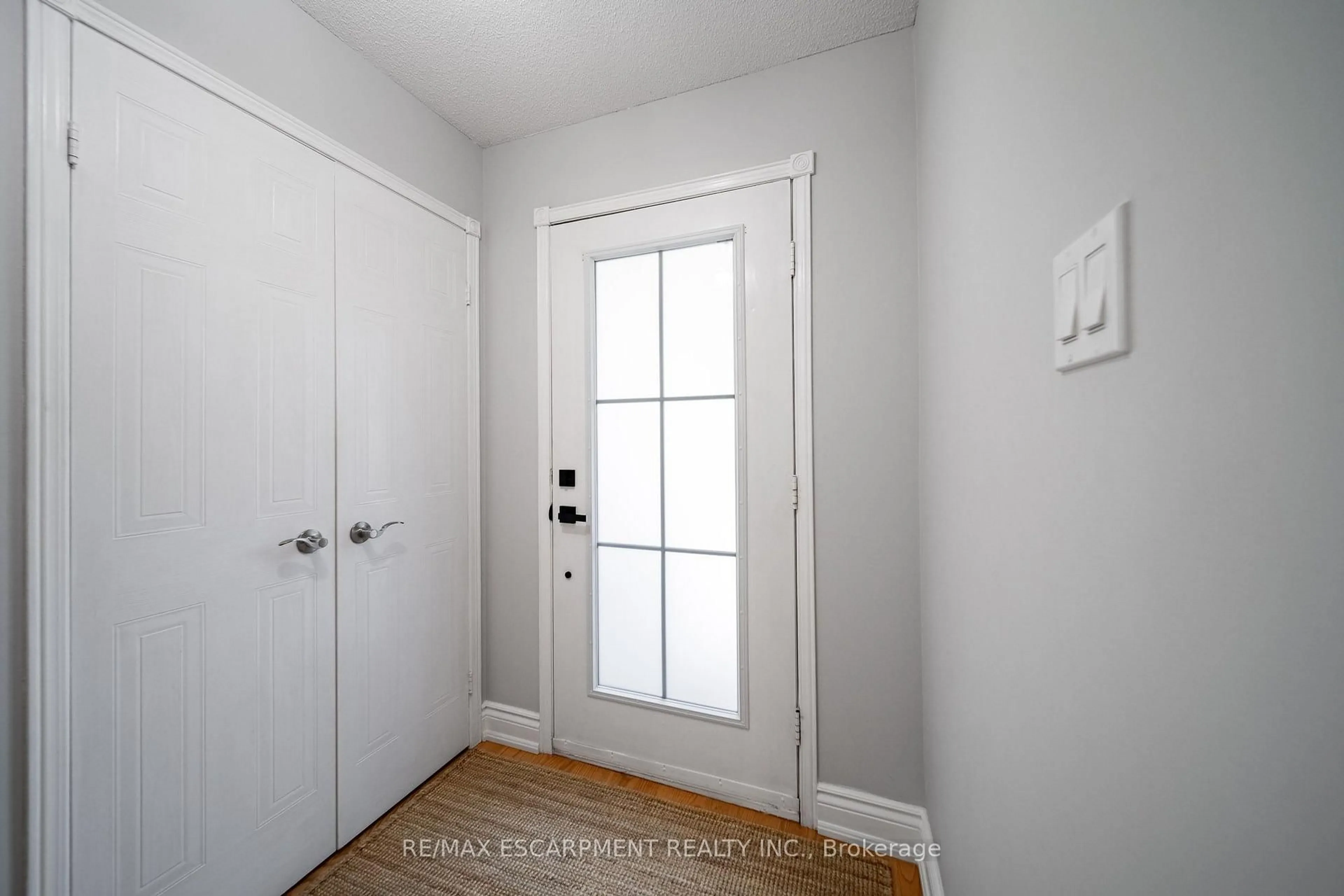 Indoor entryway for 3212 Pinemeadow Dr, Burlington Ontario L7M 2N7