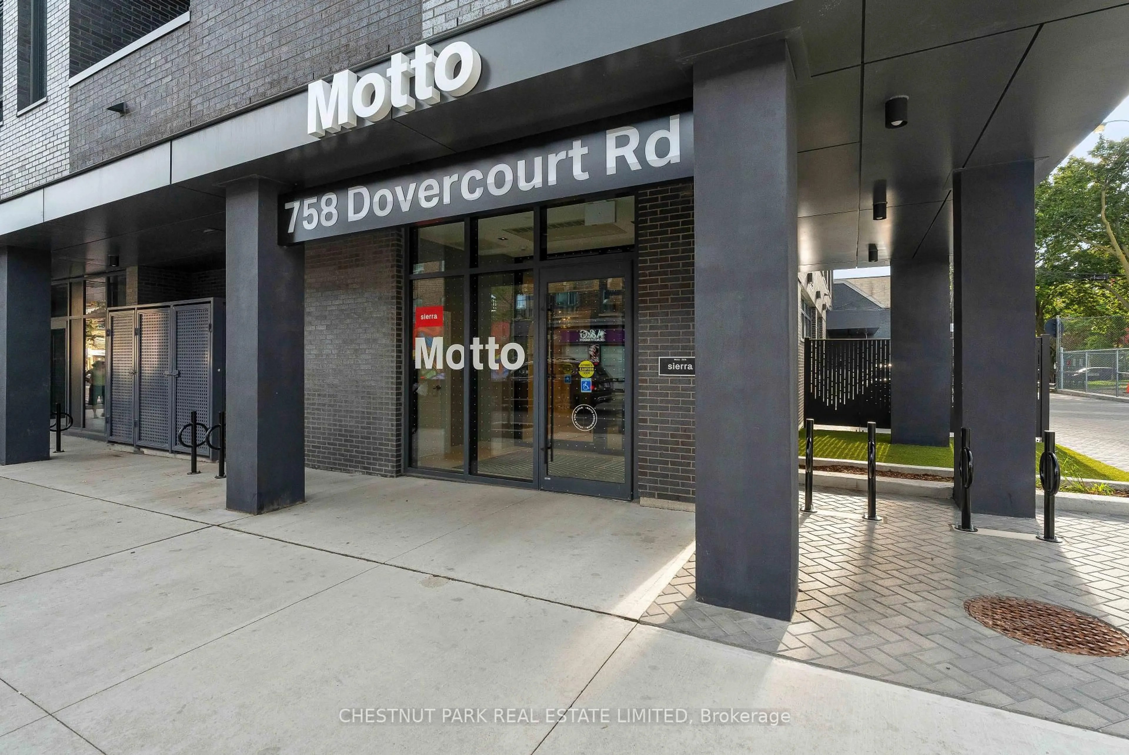 Indoor foyer for 758 Dovercourt Rd #404, Toronto Ontario M6H 2X2