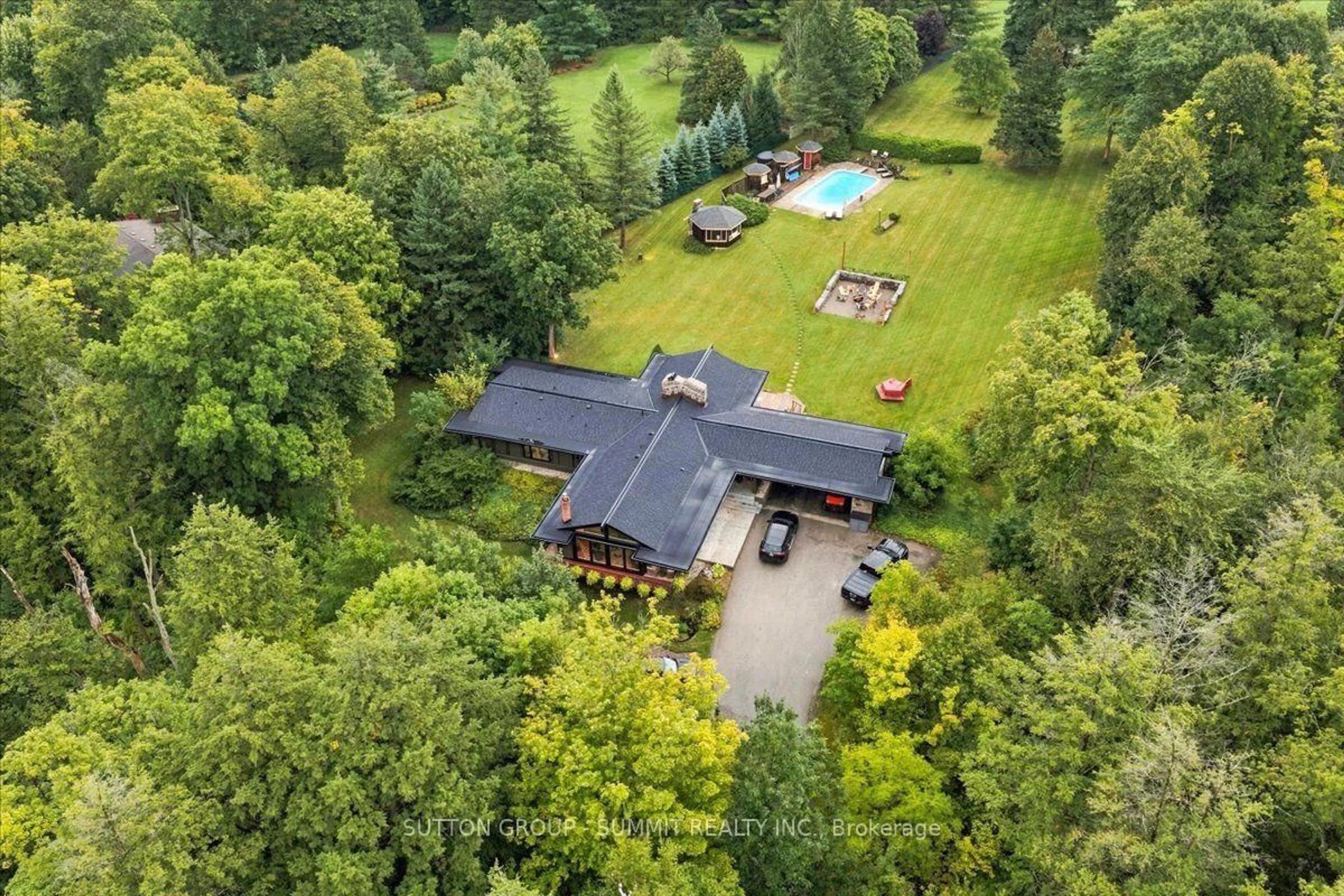 A pic from outside/outdoor area/front of a property/back of a property/a pic from drone, forest/trees view for 2510 Britannia Rd, Burlington Ontario L7P 0G3