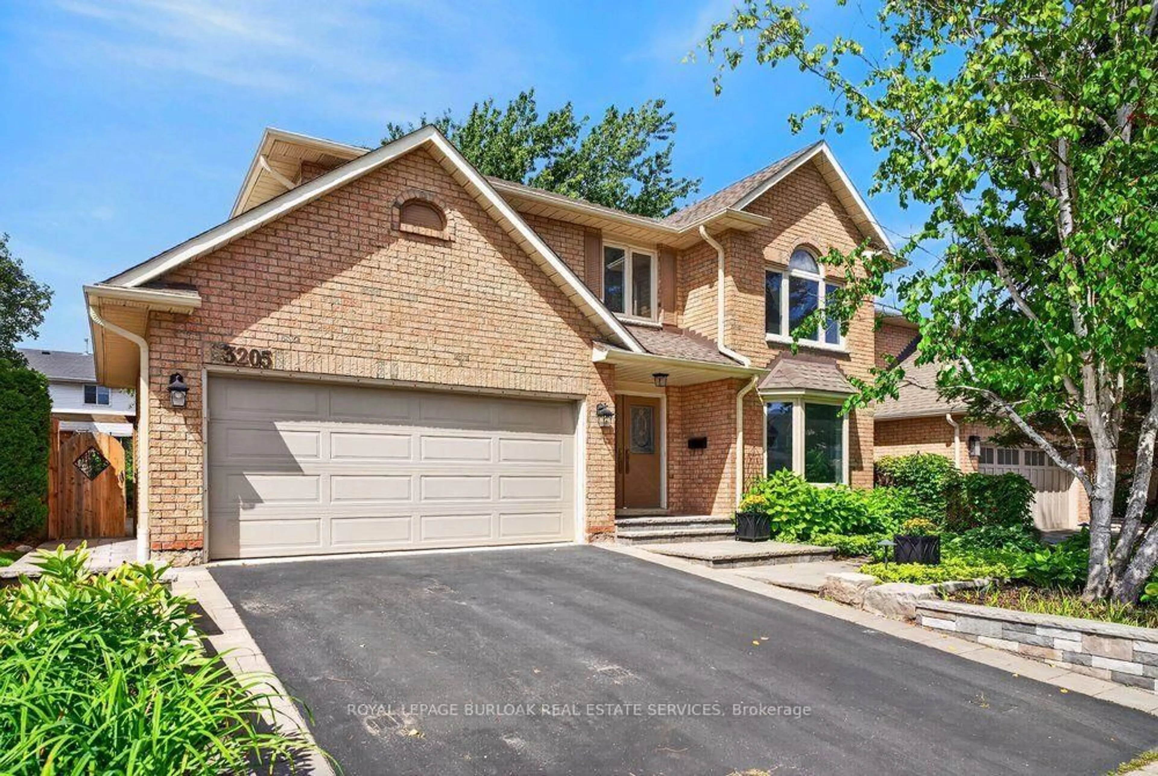 Home with brick exterior material, street for 3205 Tania Cres, Burlington Ontario L7M 3M7