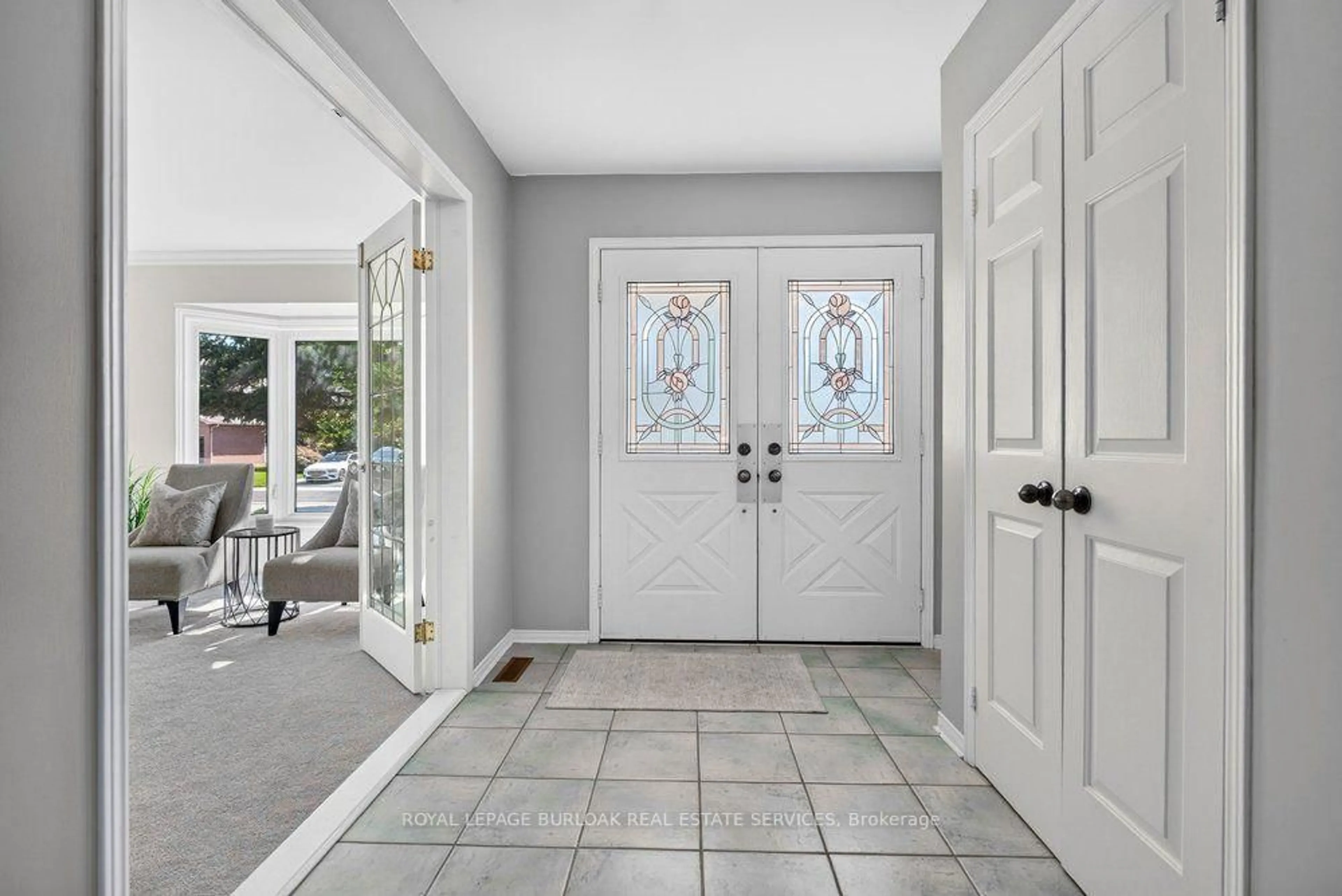 Indoor entryway for 3205 Tania Cres, Burlington Ontario L7M 3M7