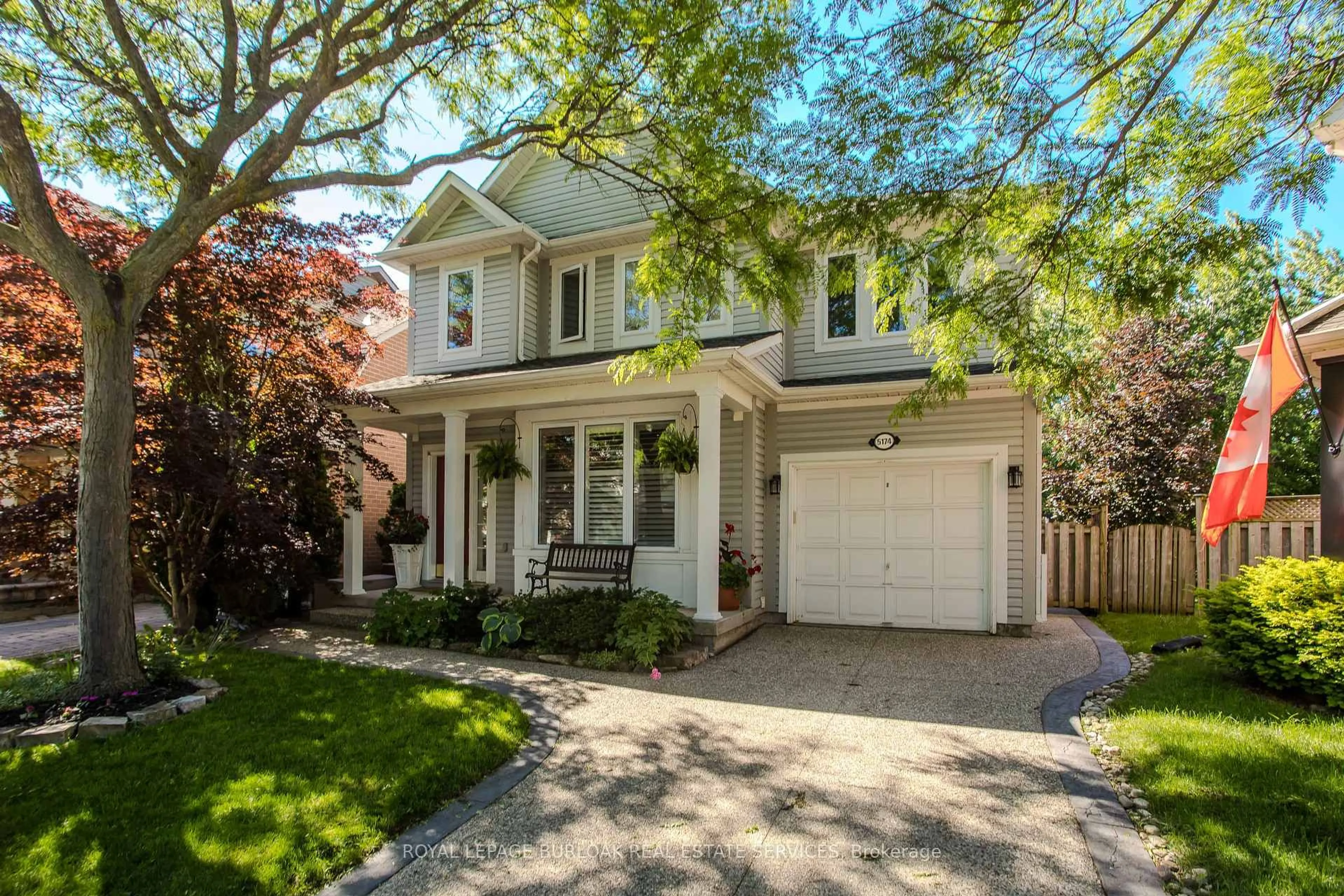 Home with vinyl exterior material, street for 5174 Ravine Cres, Burlington Ontario L7L 6N2